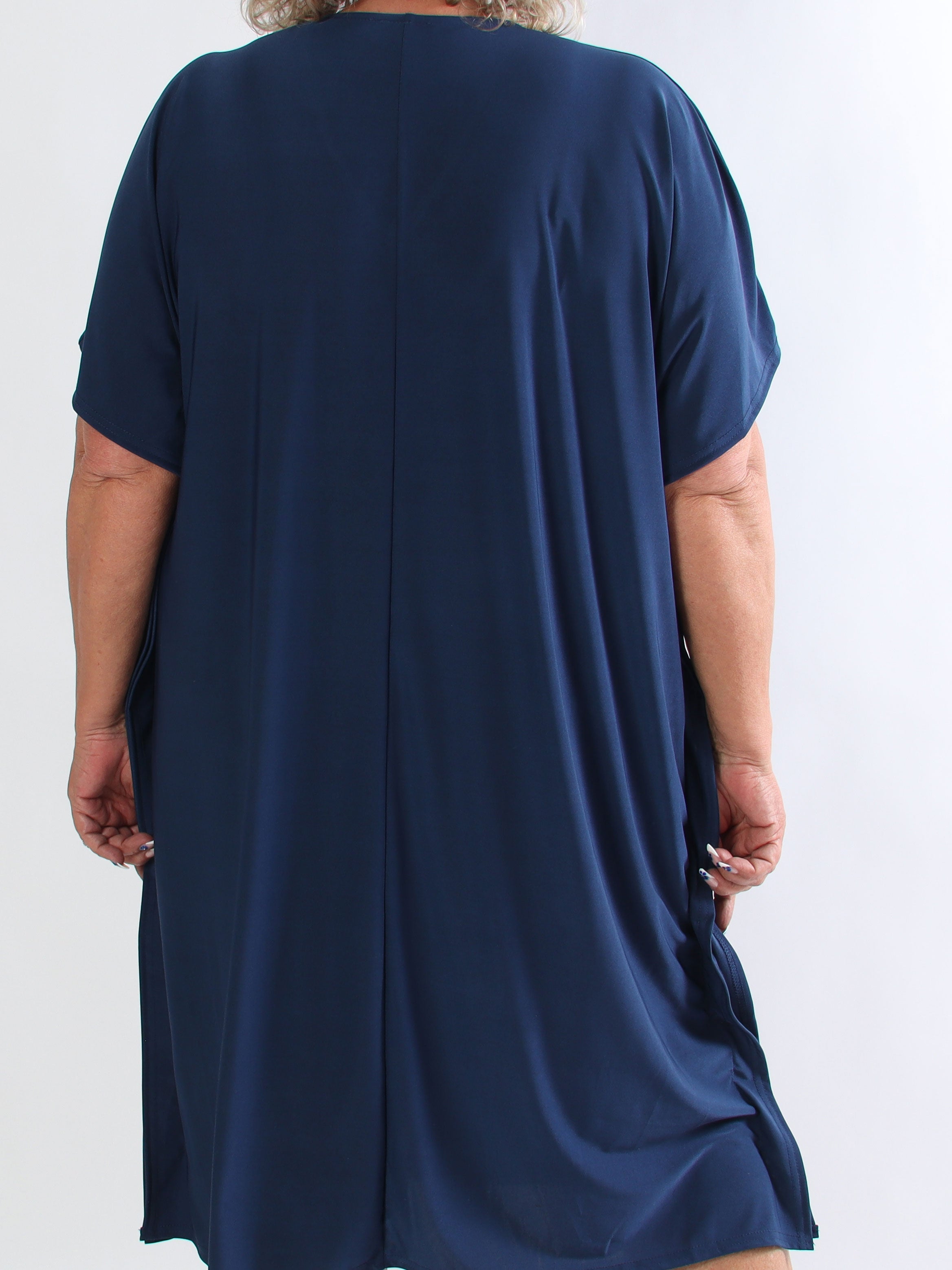 Reem Plain - Elastisk plus size kjole i løs pasform med v-udskæring