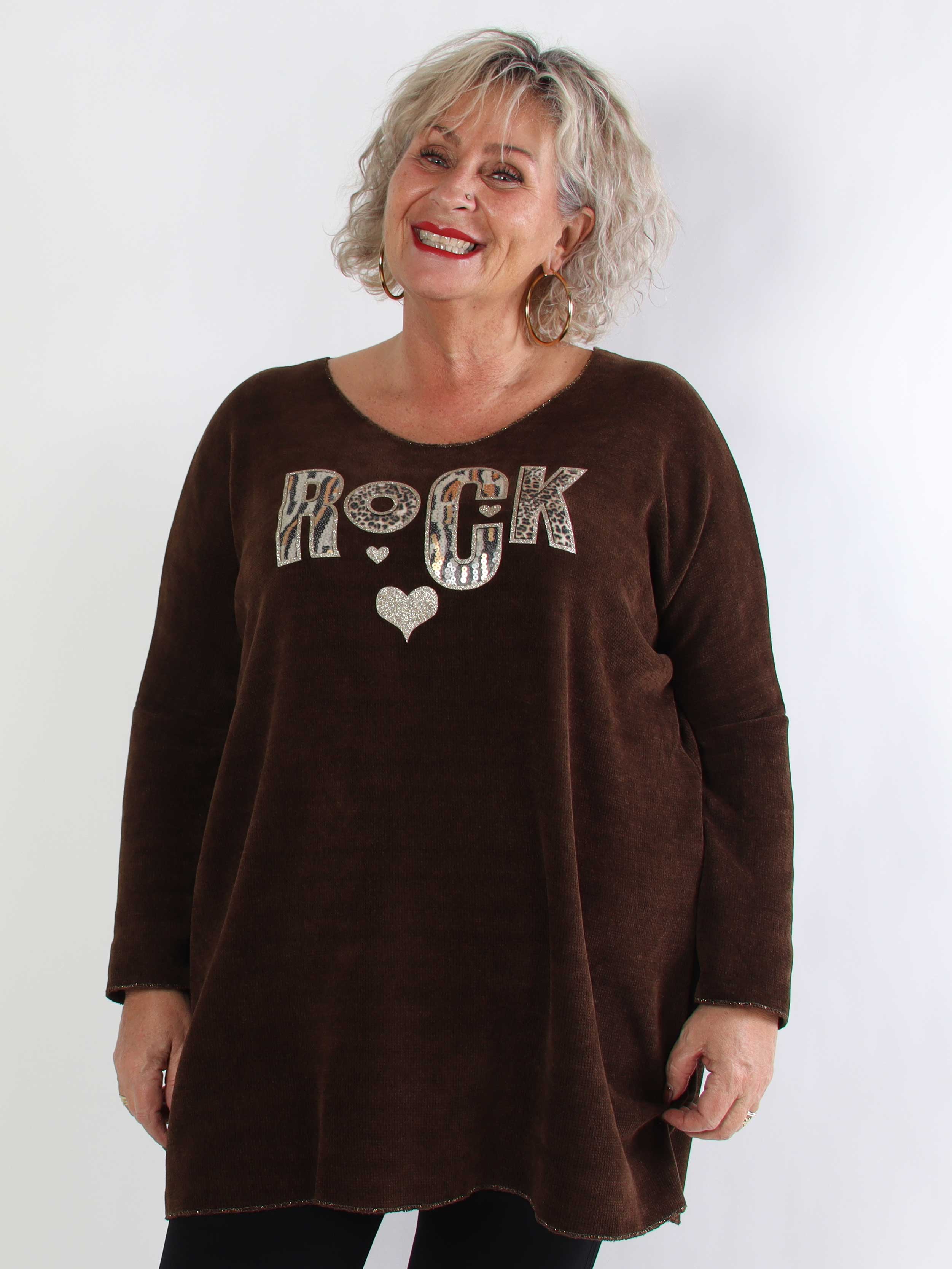 Rocka - Mjuk stickad plus size klänning med motiv