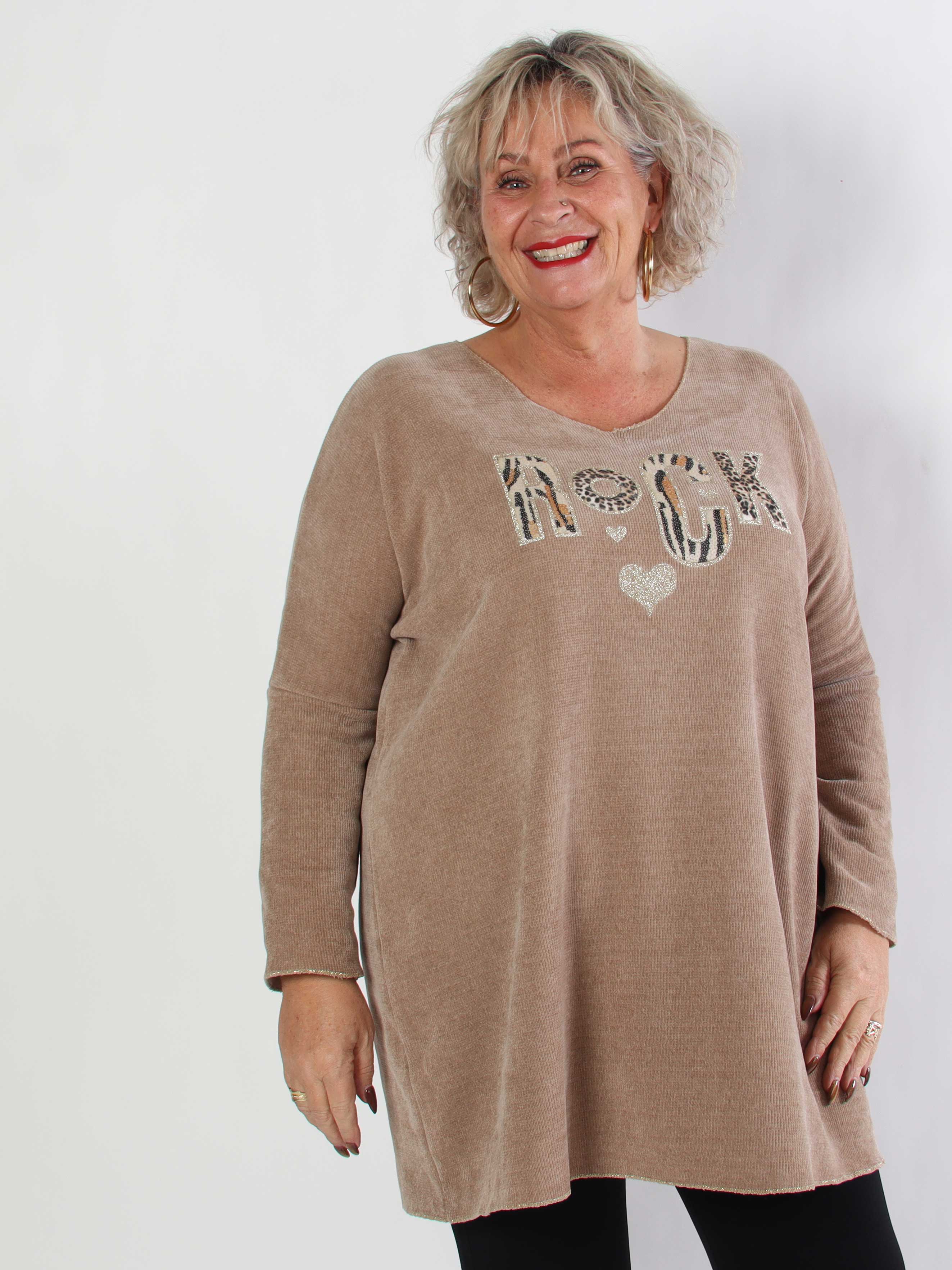 Rocka - Mjuk stickad plus size klänning med motiv