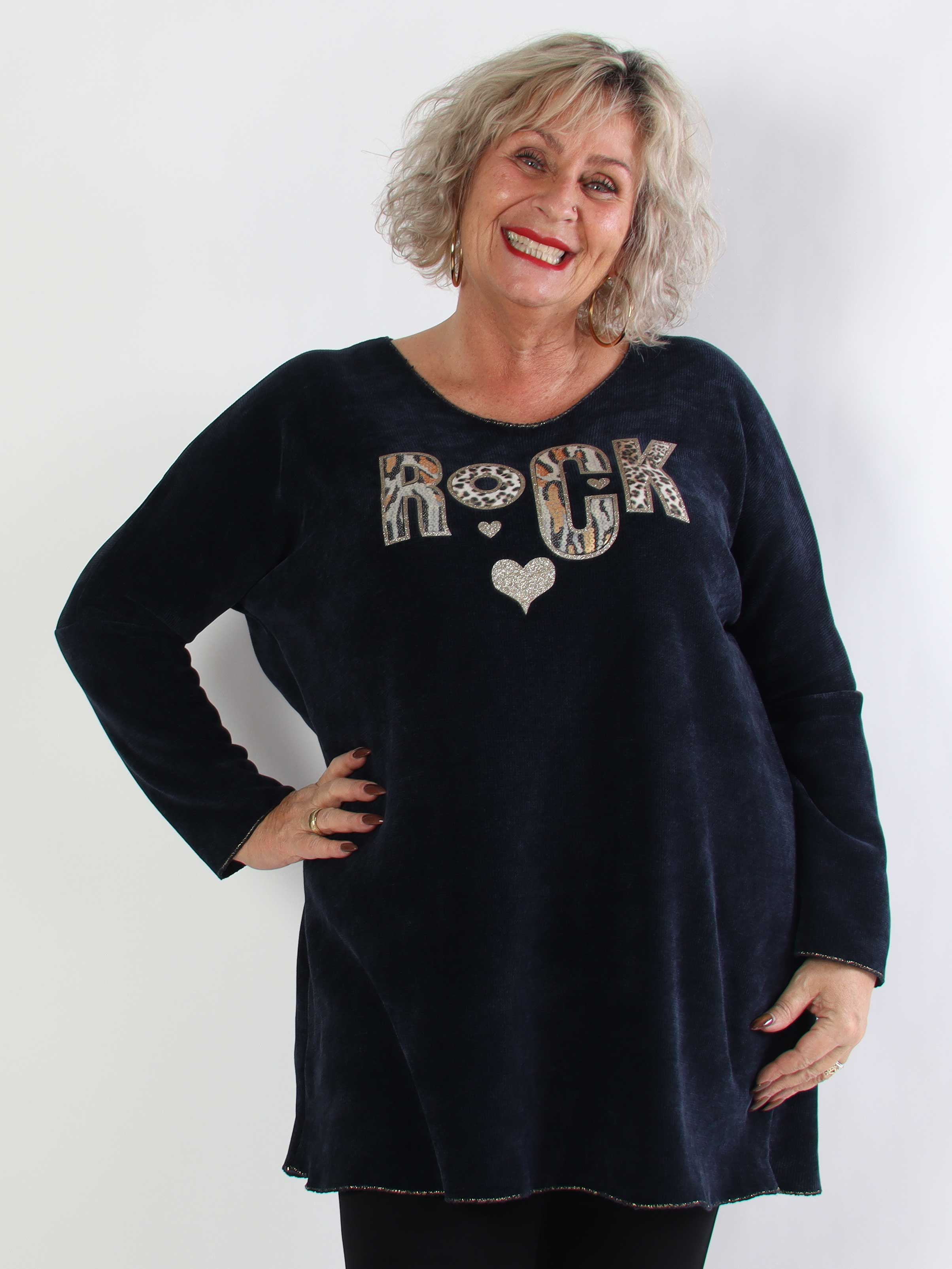 Rocka - Mjuk stickad plus size klänning med motiv
