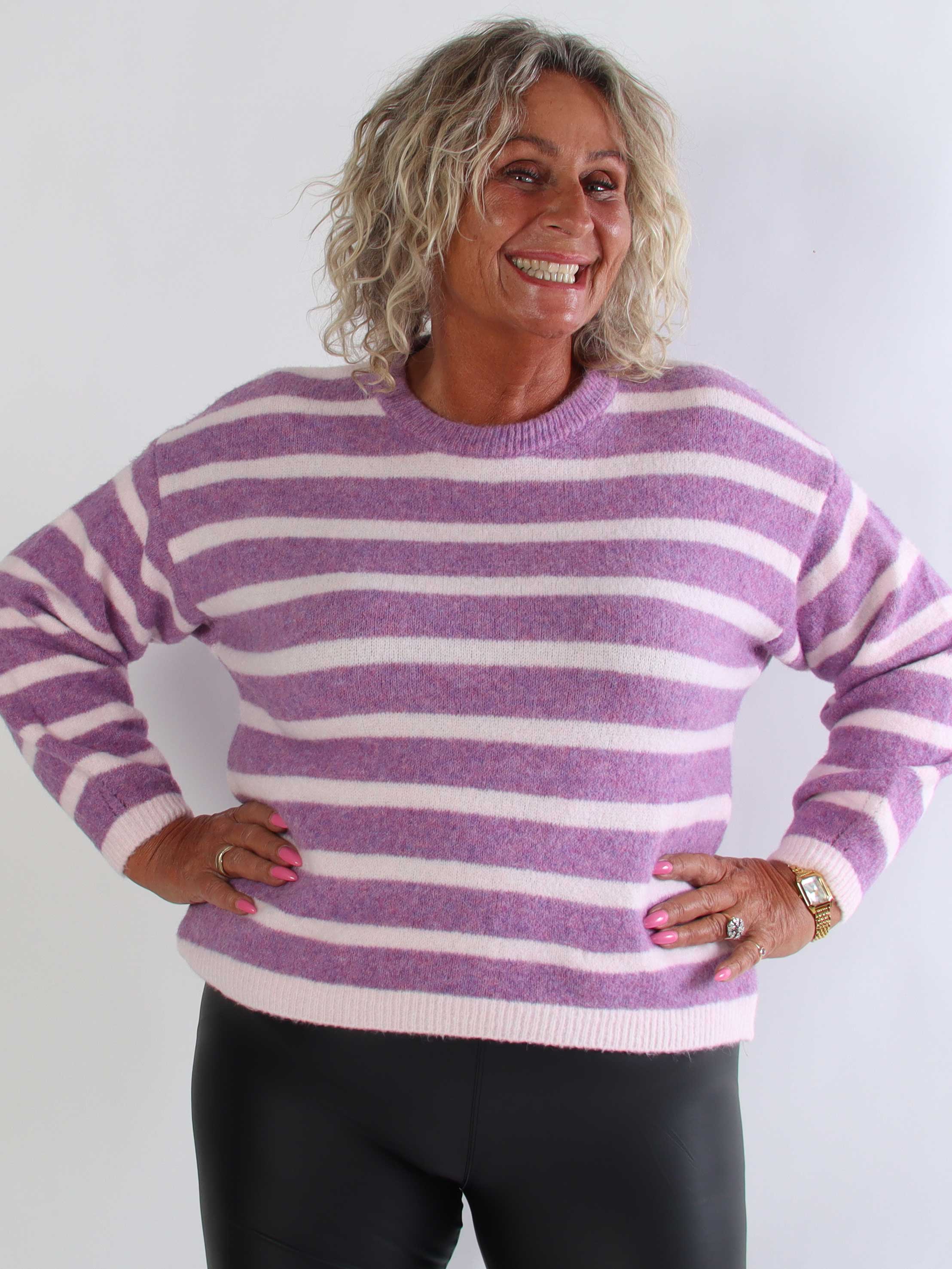 Romilly - Blød plus size strikbluse i en behagelig viskoseblanding med striber