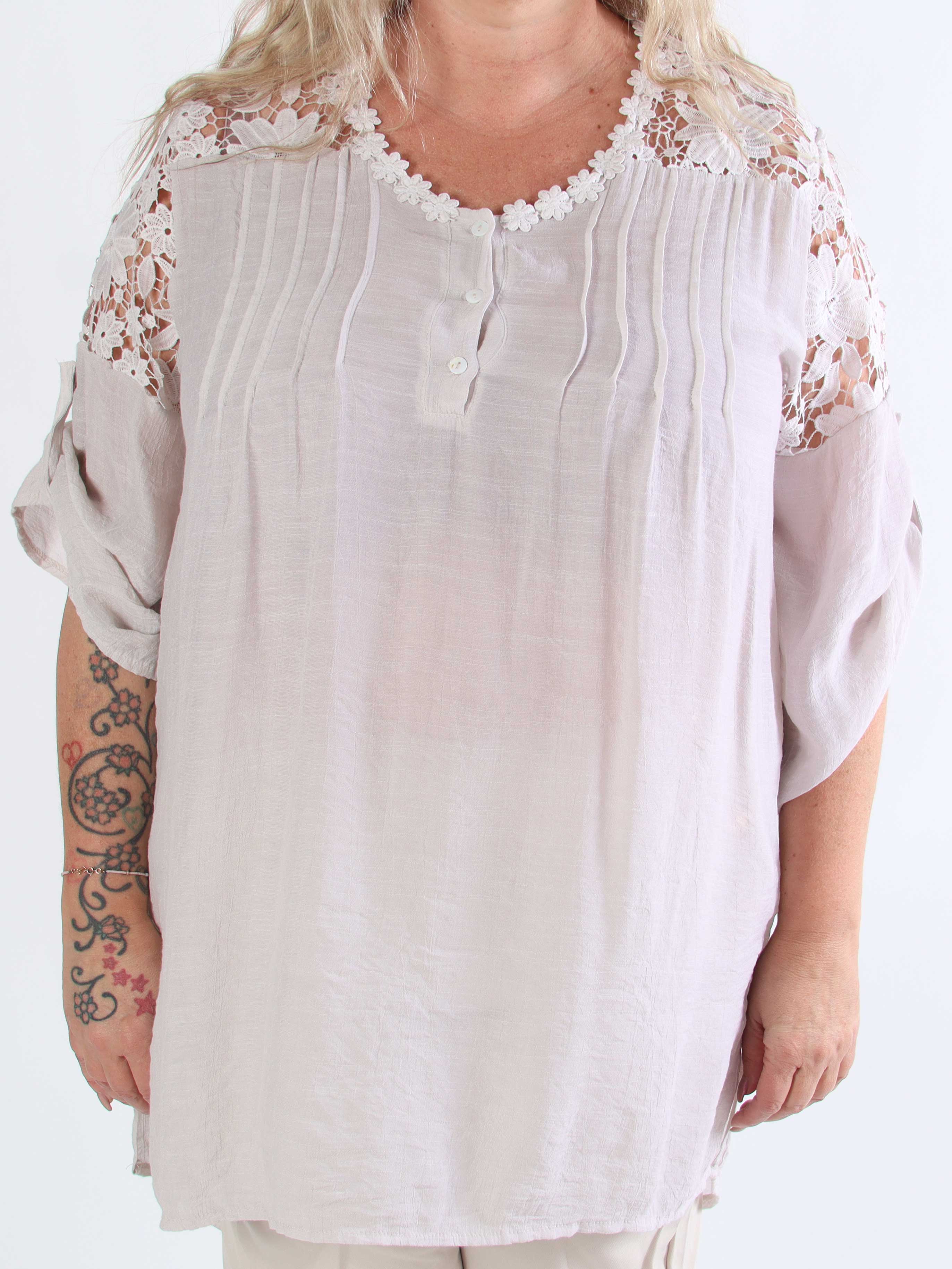 Rosalie - Söt feminin plus size-tunika med broderad rygg