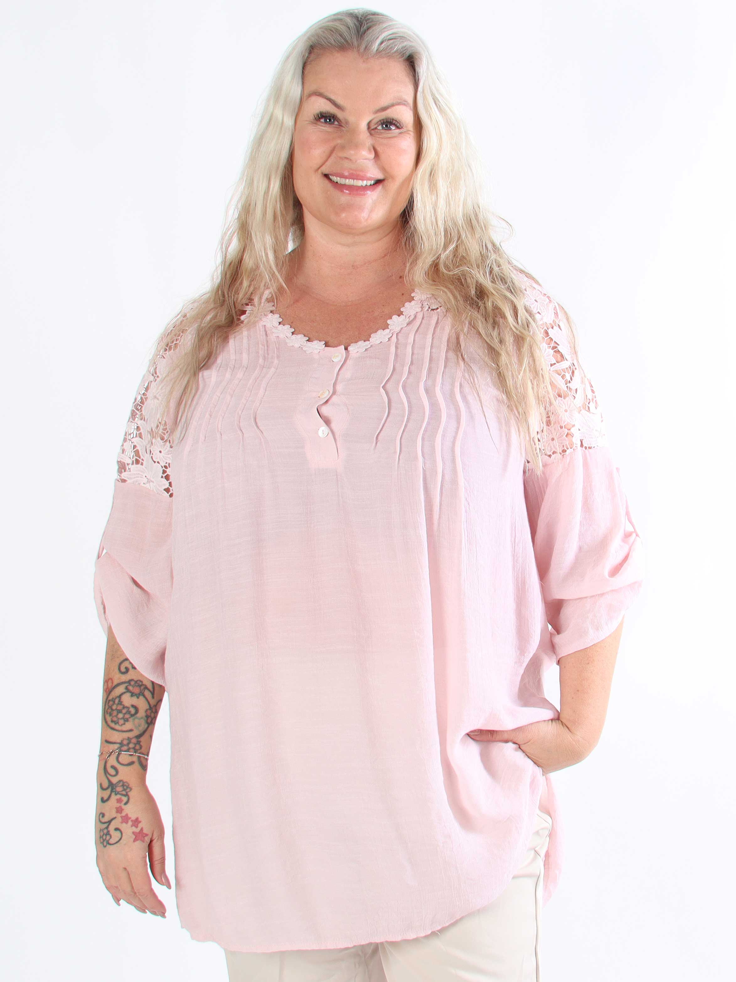 Rosalie - Söt feminin plus size-tunika med broderad rygg