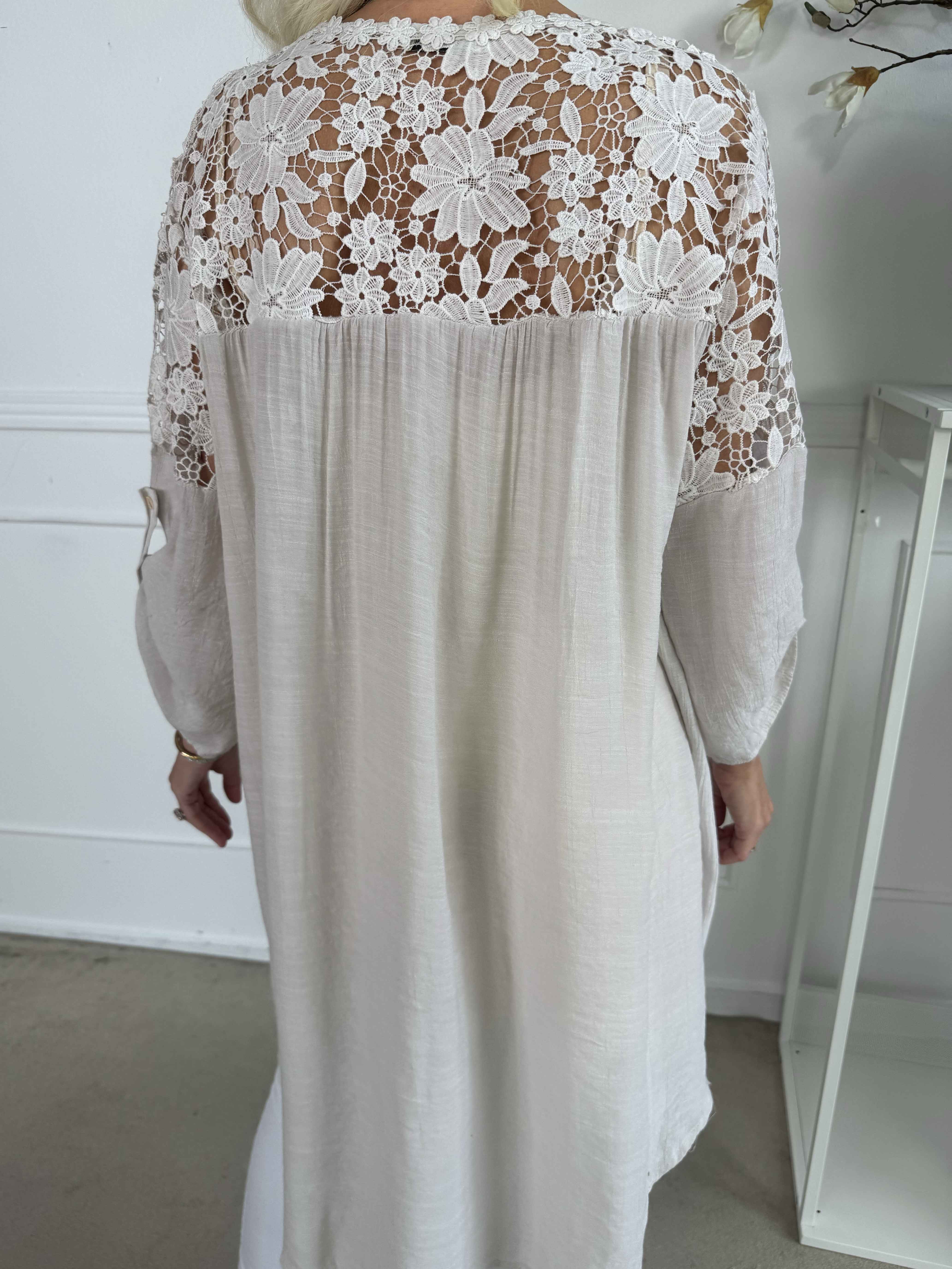 Rosalie - Söt feminin tunika med broderad rygg