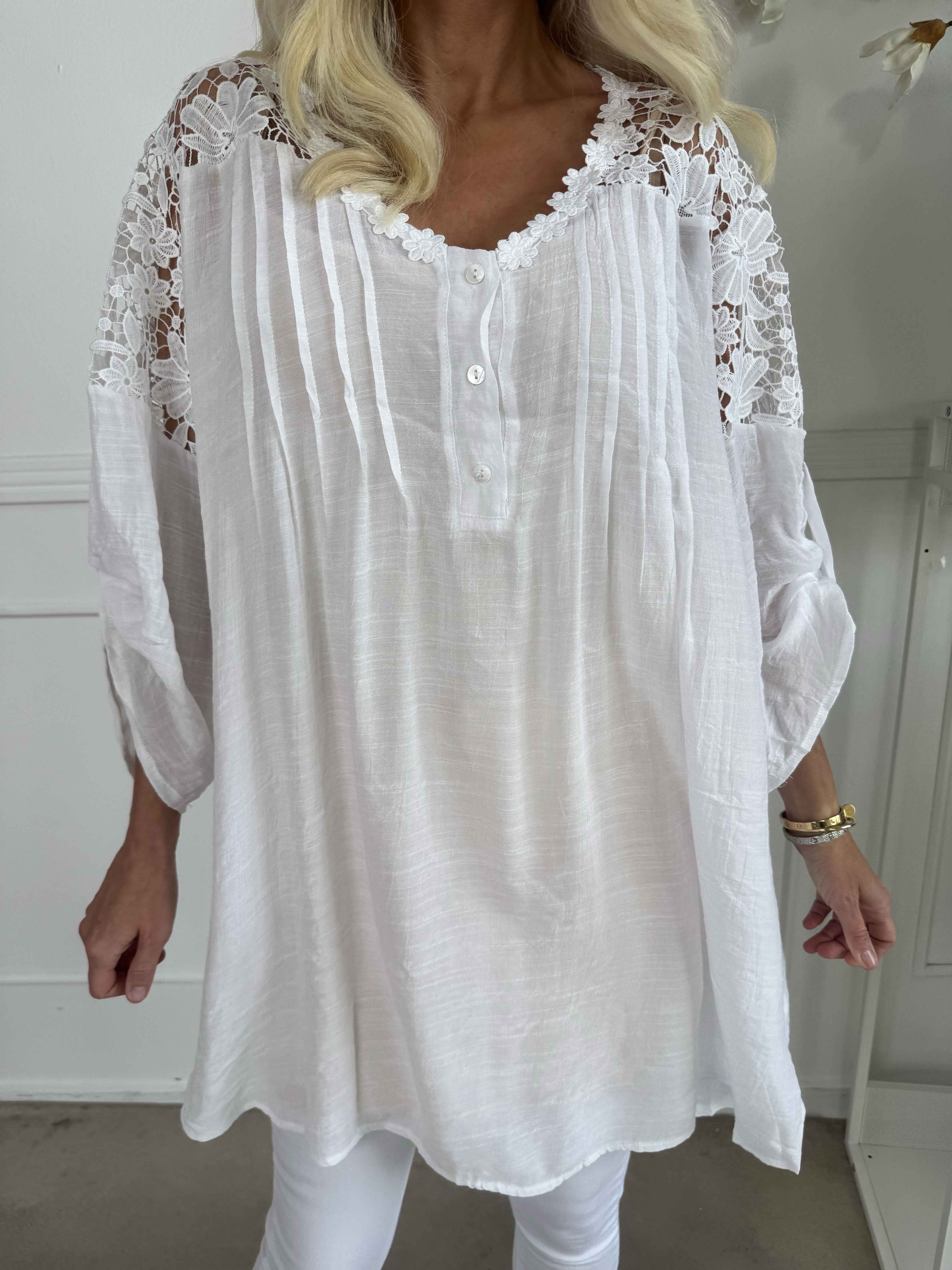 Rosalie - Söt feminin tunika med broderad rygg