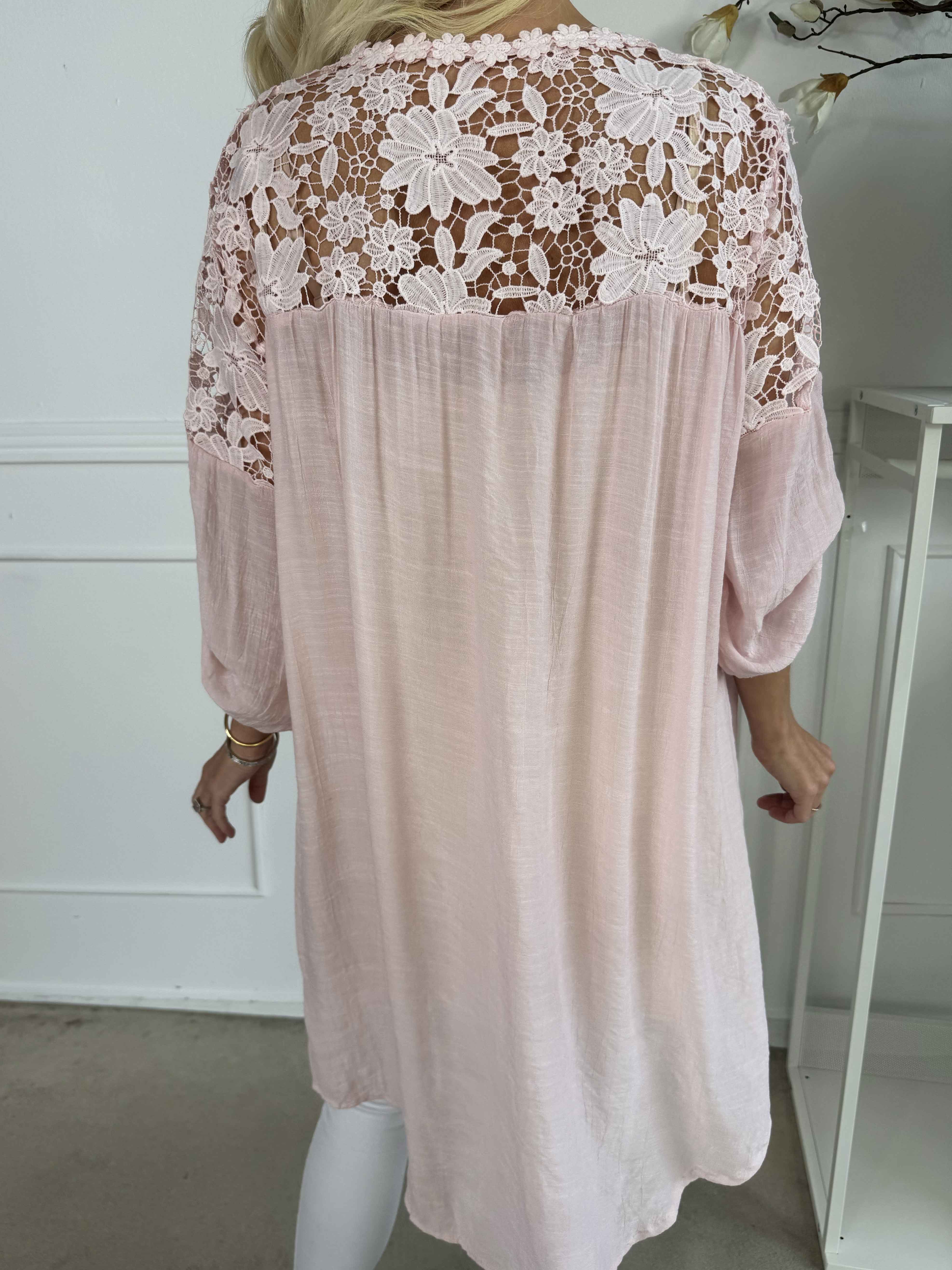 Rosalie - Söt feminin tunika med broderad rygg