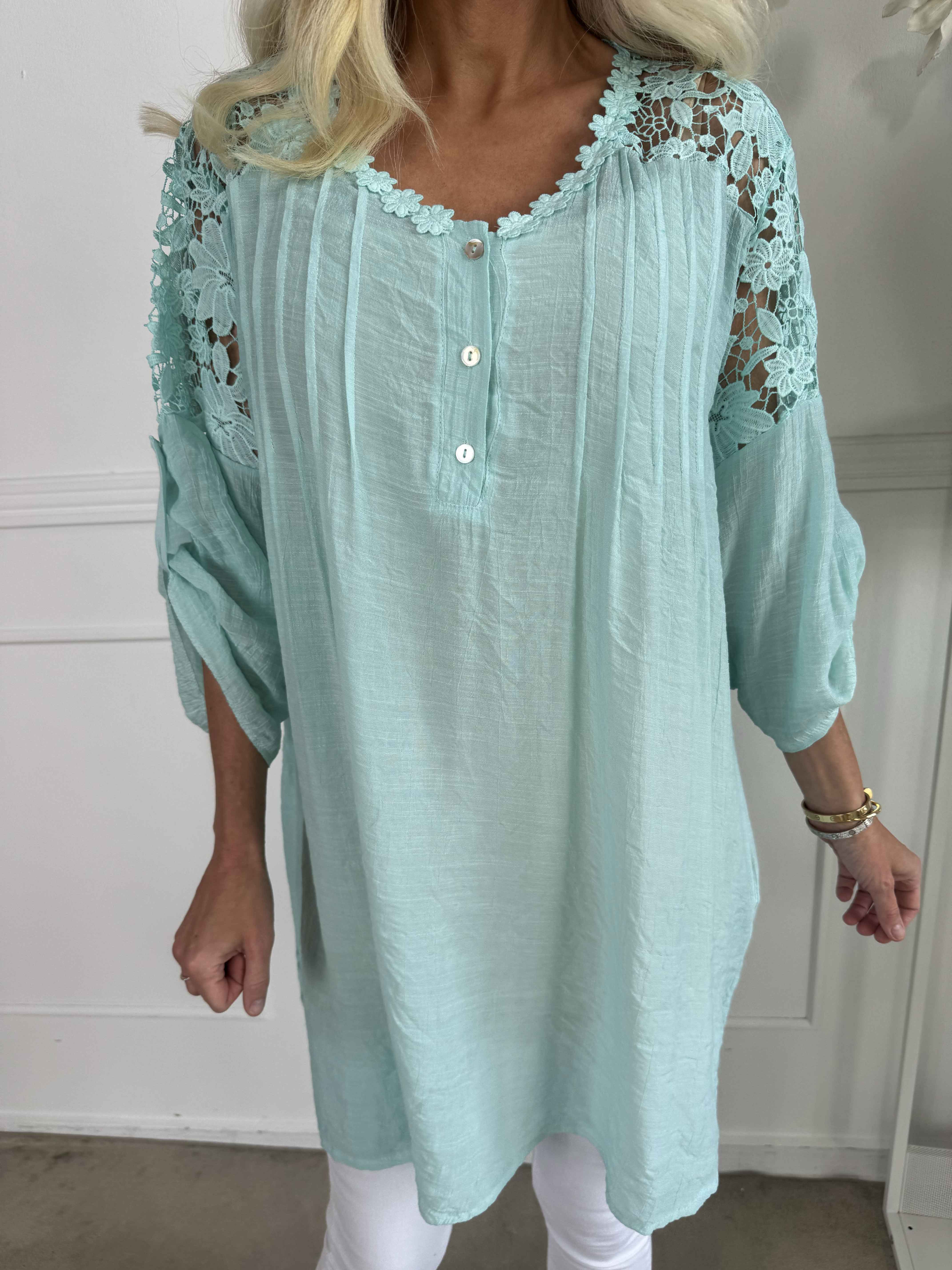 Rosalie - Söt feminin tunika med broderad rygg