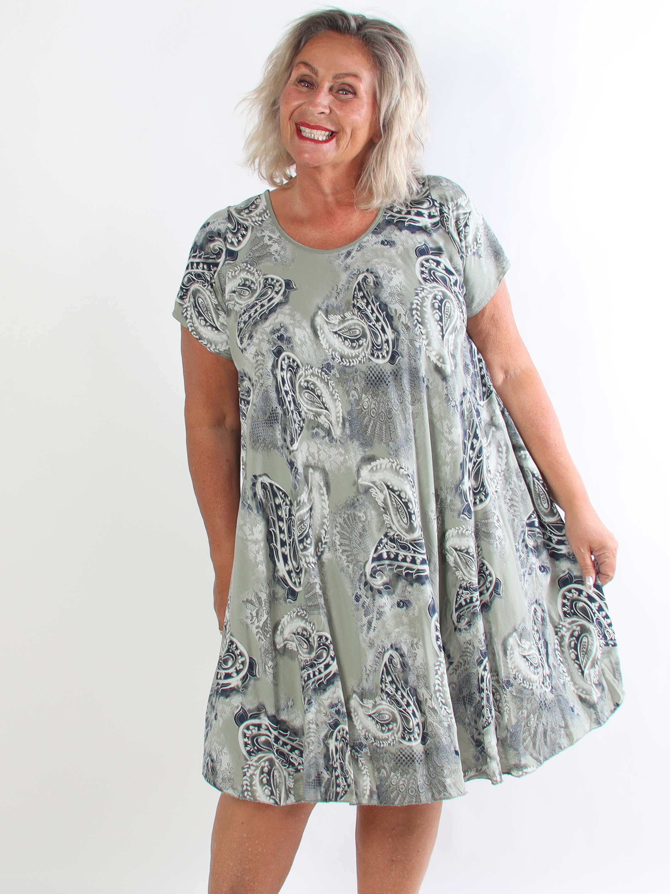 Roselin - Kort plus size t-shirtkjole i viskose med mønster