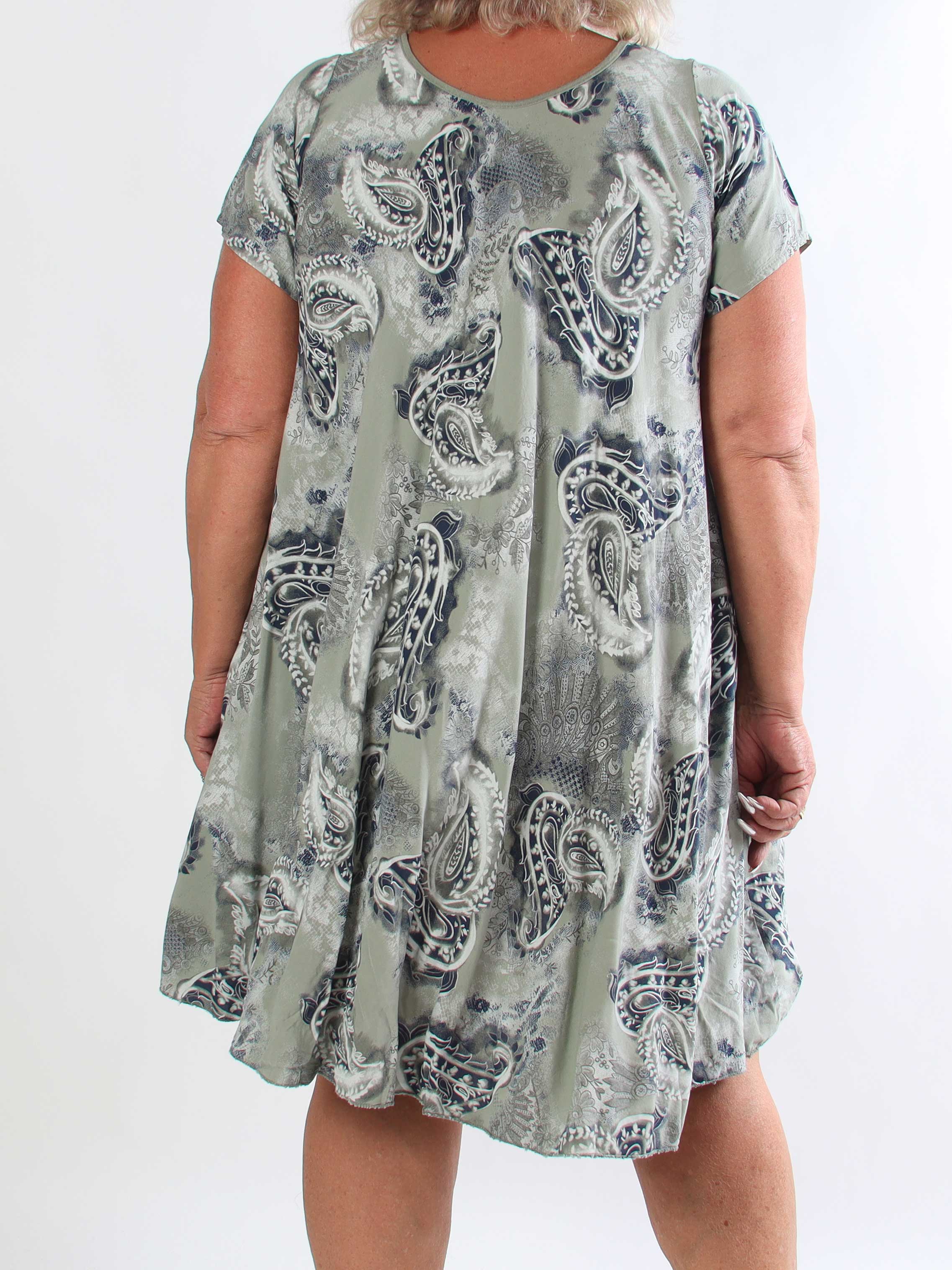 Roselin - Kort plus size t-shirtkjole i viskose med mønster