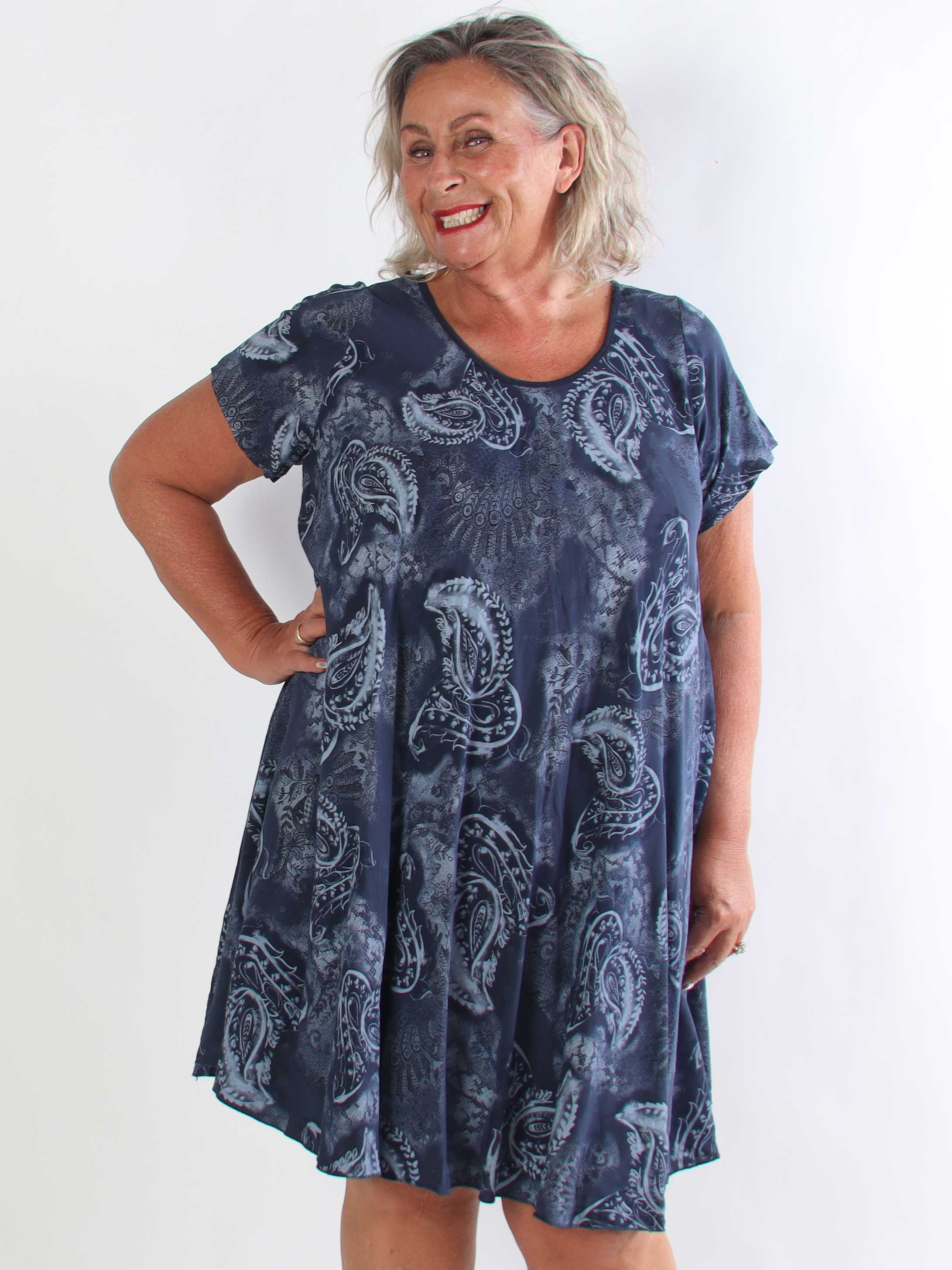 Roselin - Kort plus size t-shirtkjole i viskose med mønster