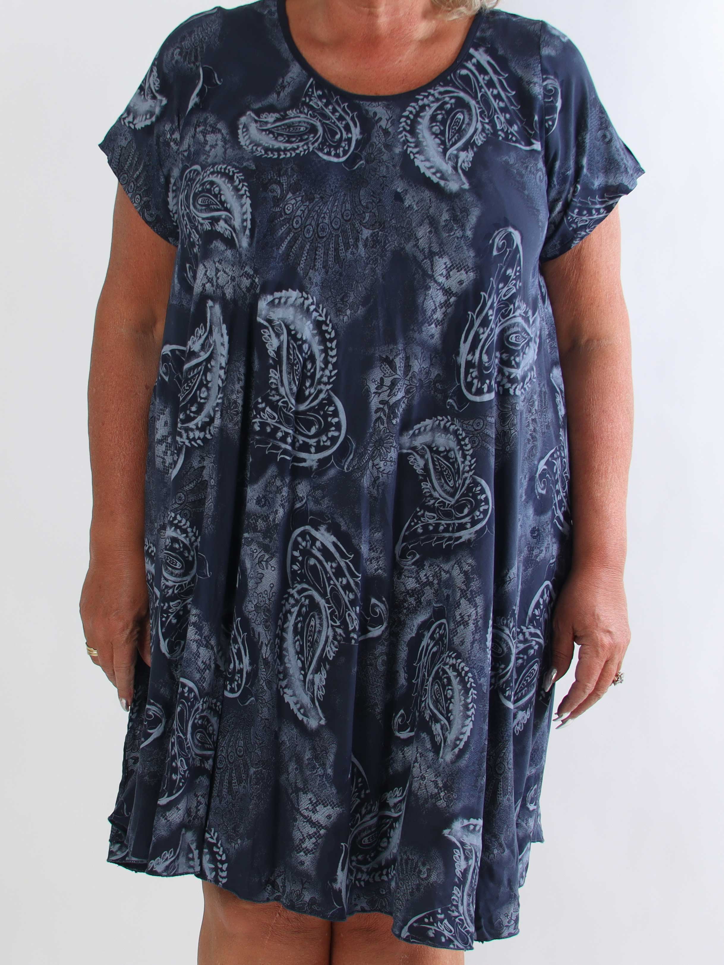 Roselin - Kort plus size t-shirtkjole i viskose med mønster
