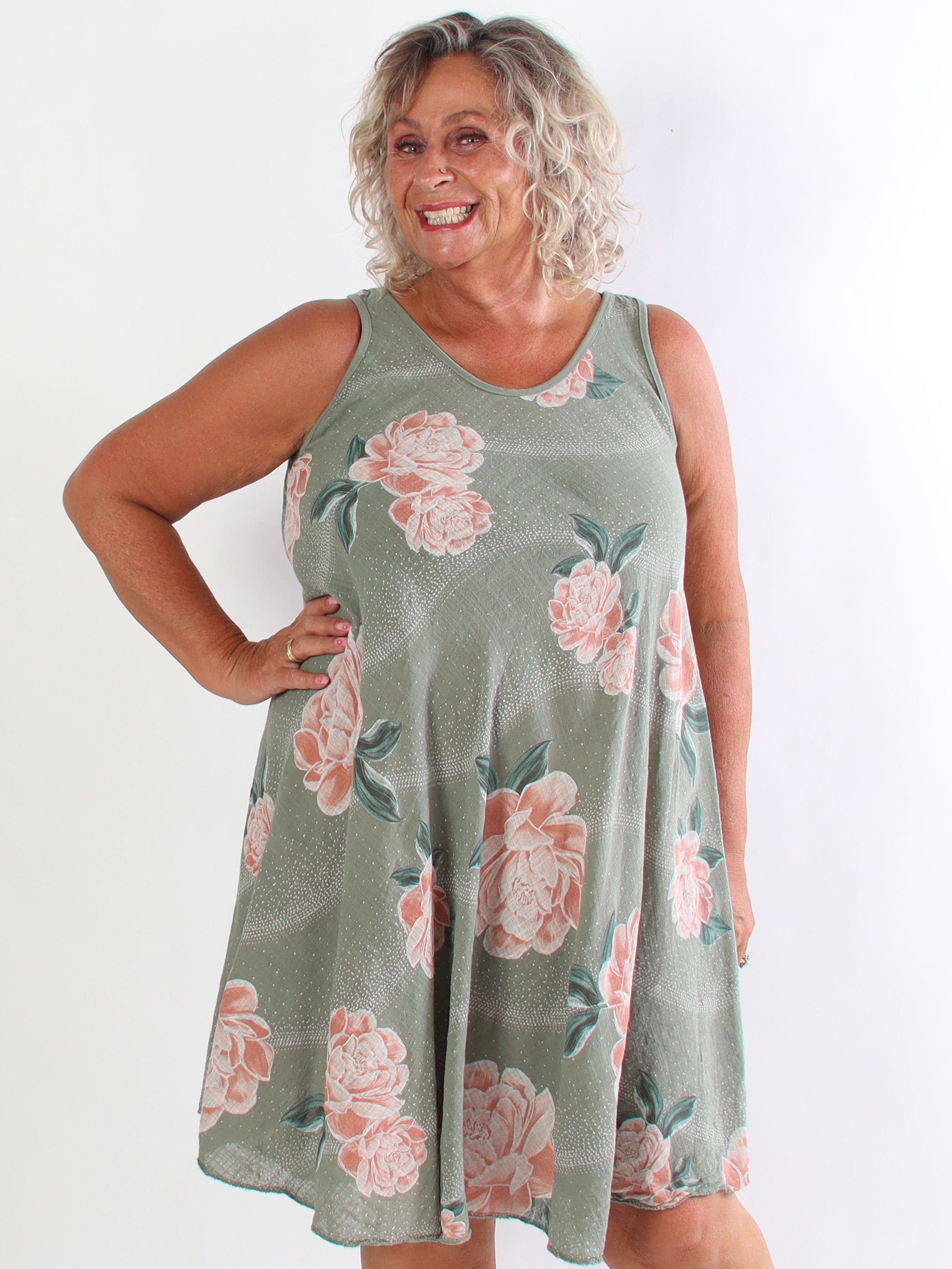 Safina - Plus size sommerkjole i hørlignende bomuld med rosemotiver