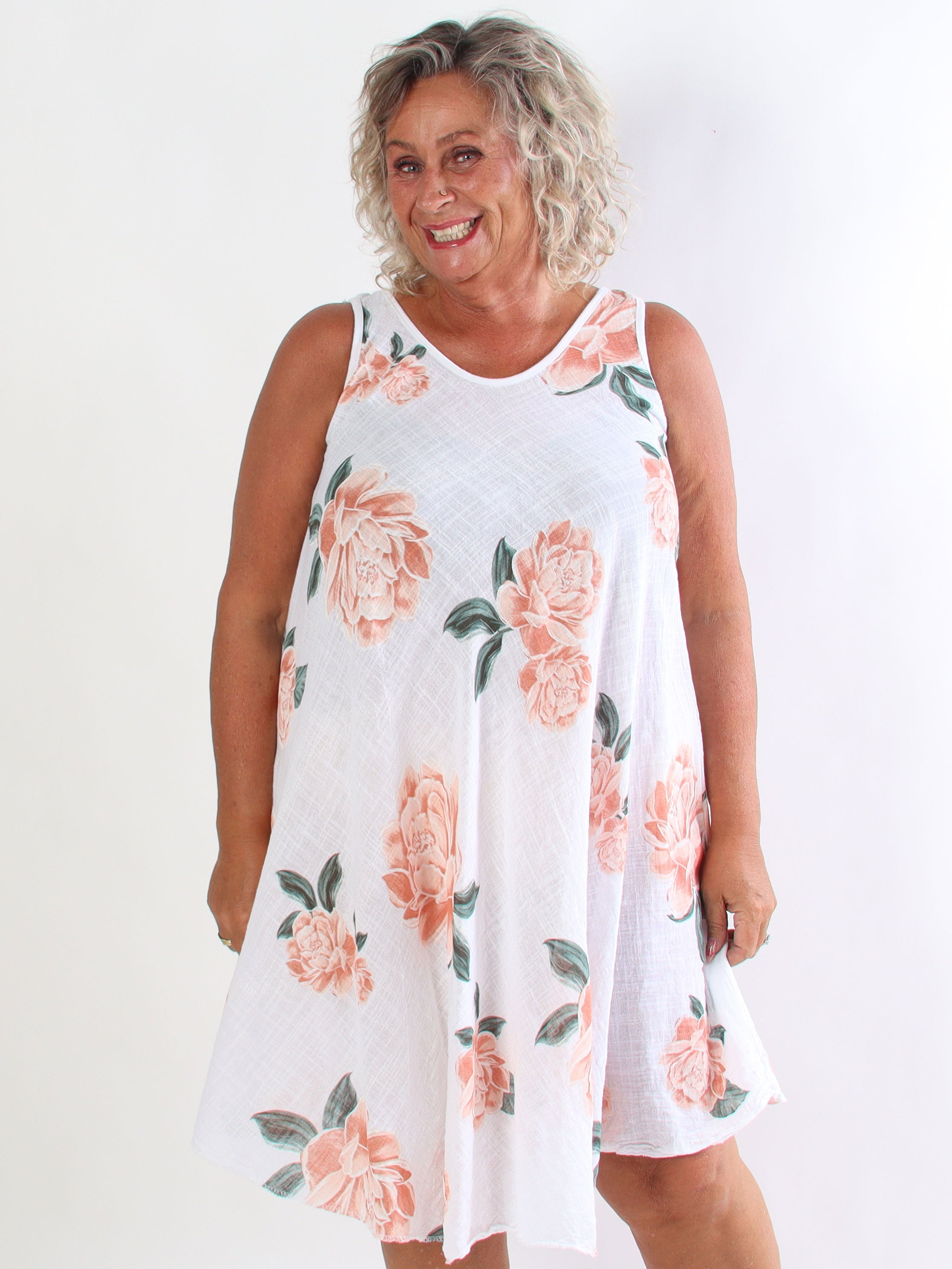 Safina - Plus size sommerkjole i hørlignende bomuld med rosemotiver