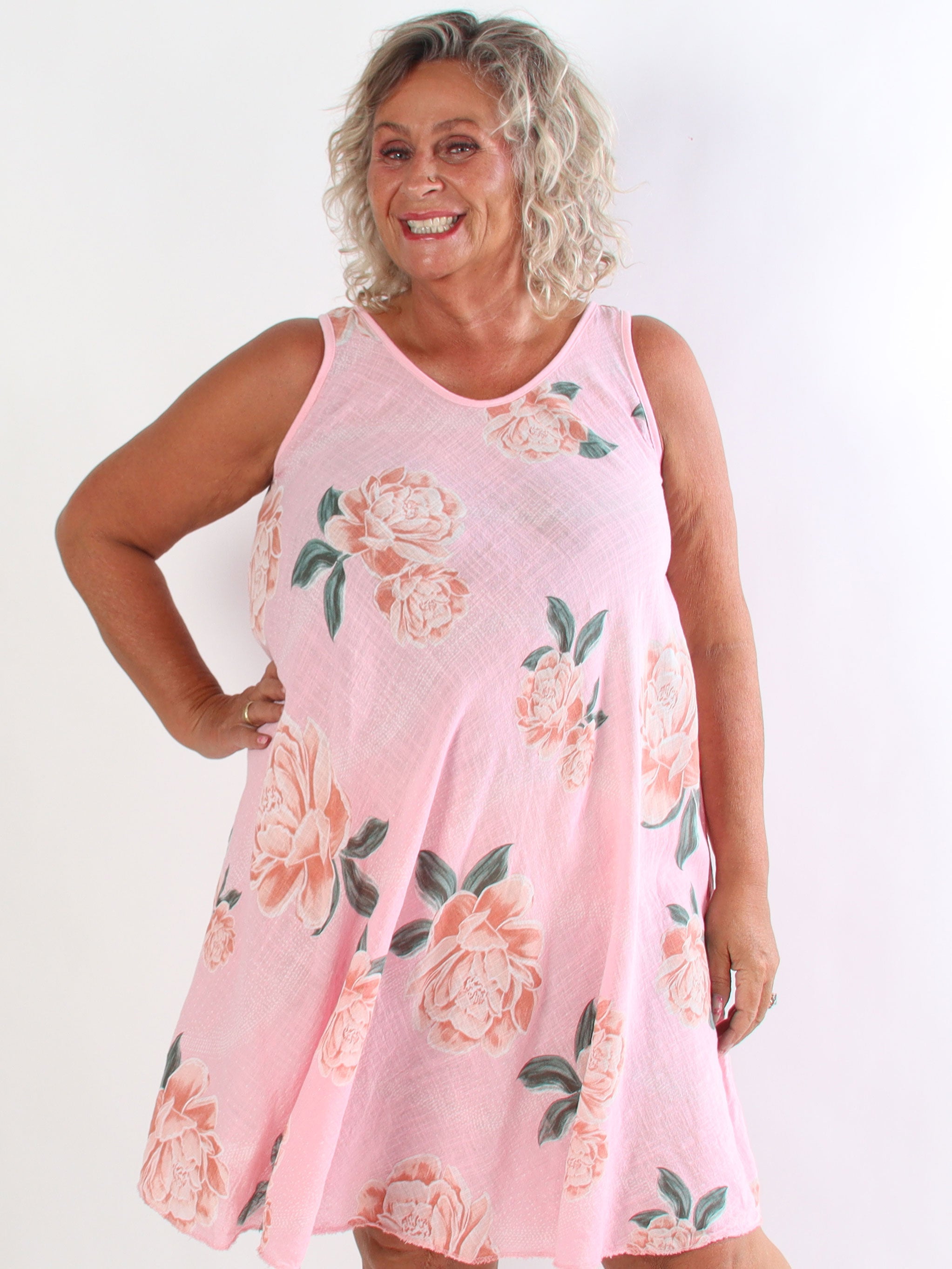 Safina - Plus size sommerkjole i hørlignende bomuld med rosemotiver