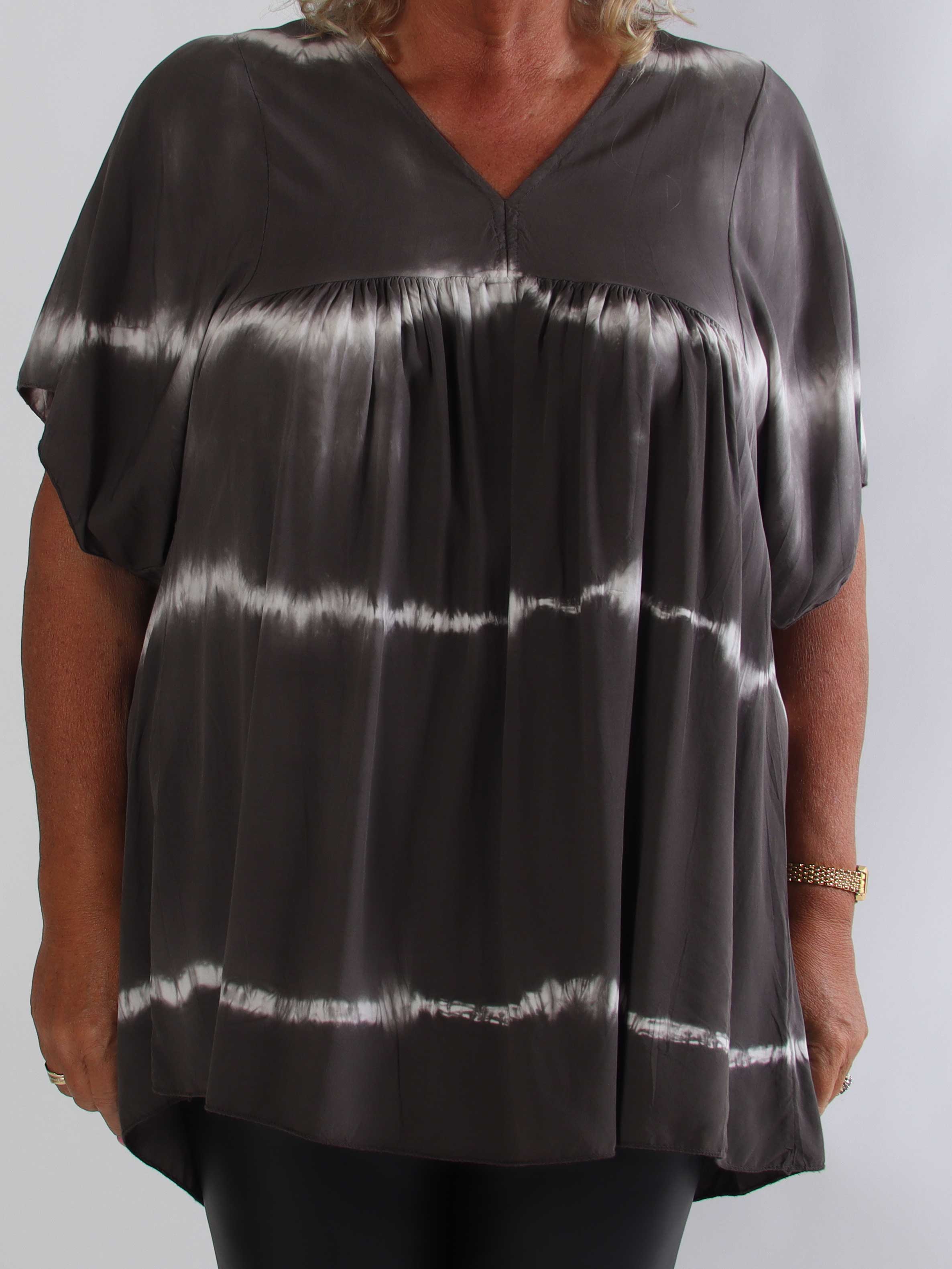 Safira Shirt - Blød plus size tunikabluse i bomuld med flot batikmønster