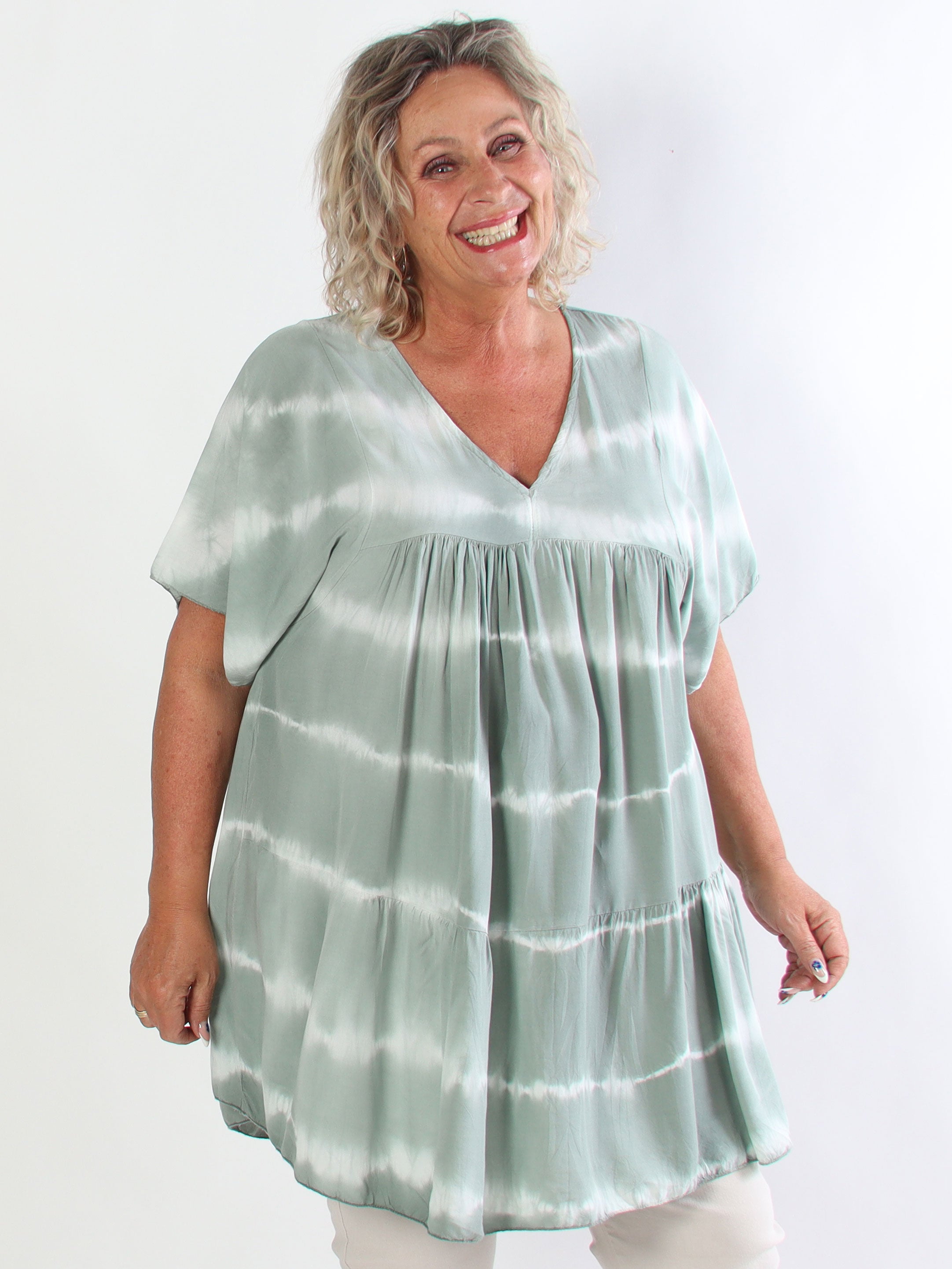 Safira Short - Let og luftig plus size tunika i bomuld med batikfarvet mønster