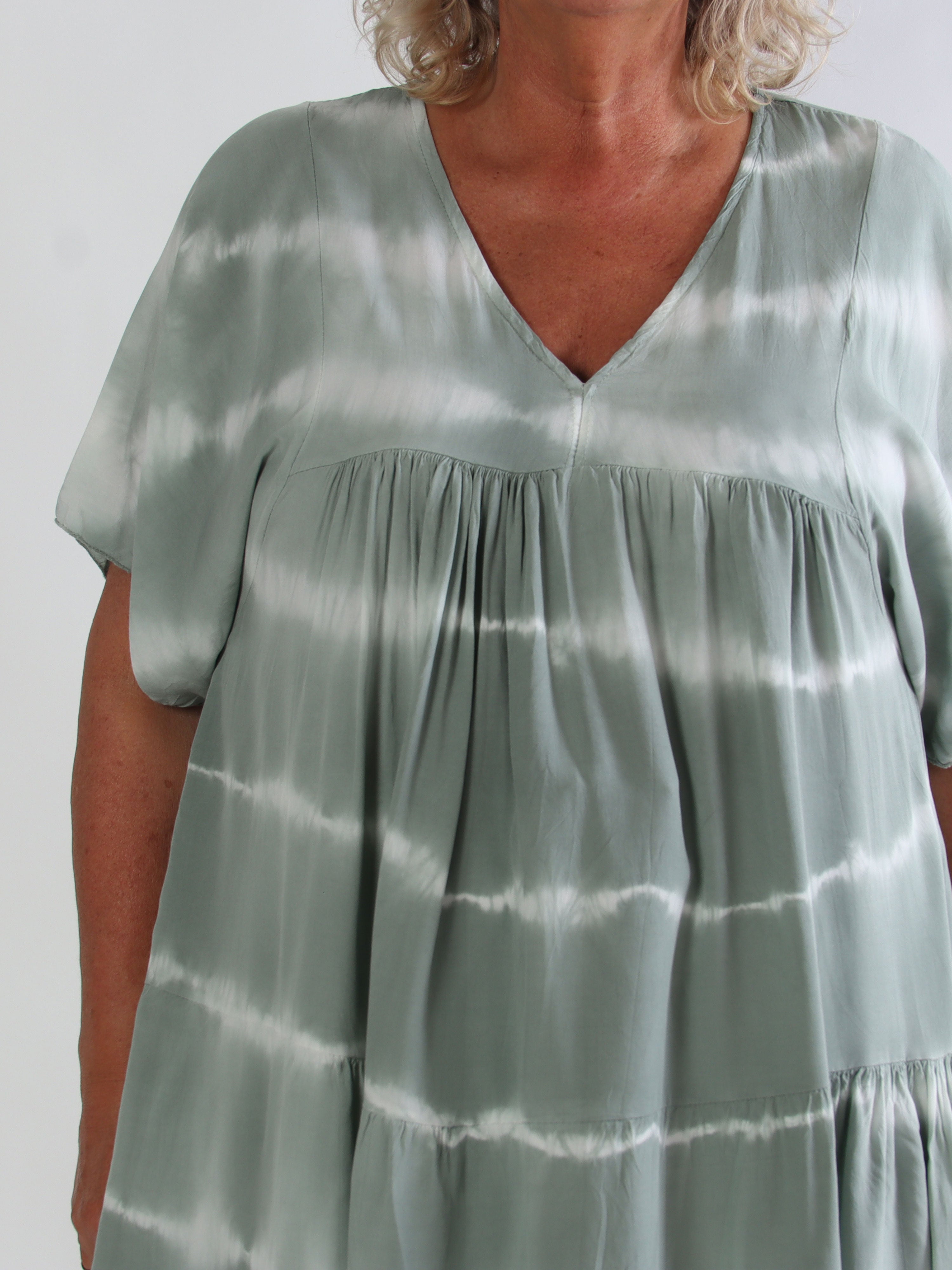 Safira Short - Let og luftig plus size tunika i bomuld med batikfarvet mønster