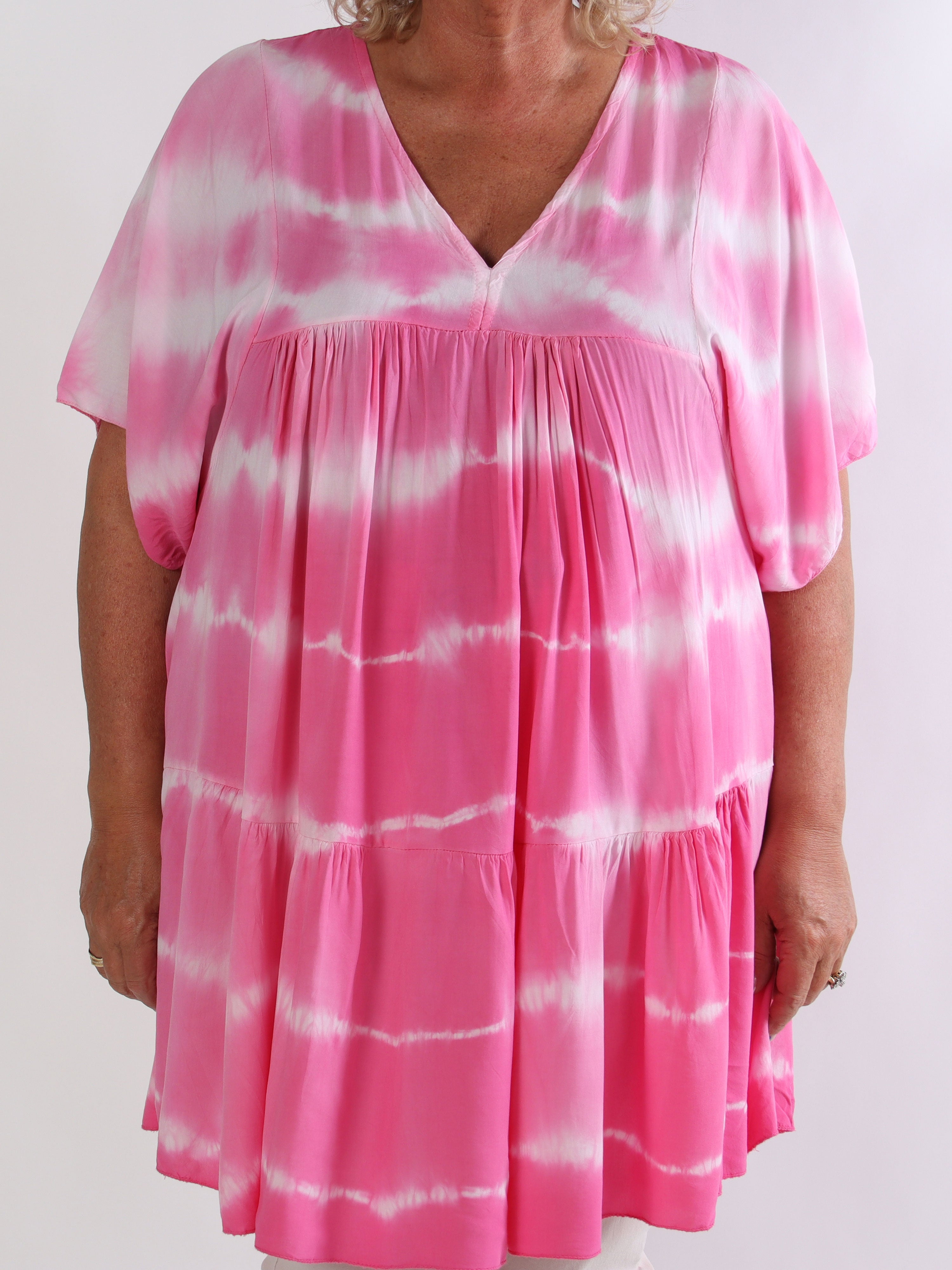 Safira Short - Let og luftig plus size tunika i bomuld med batikfarvet mønster