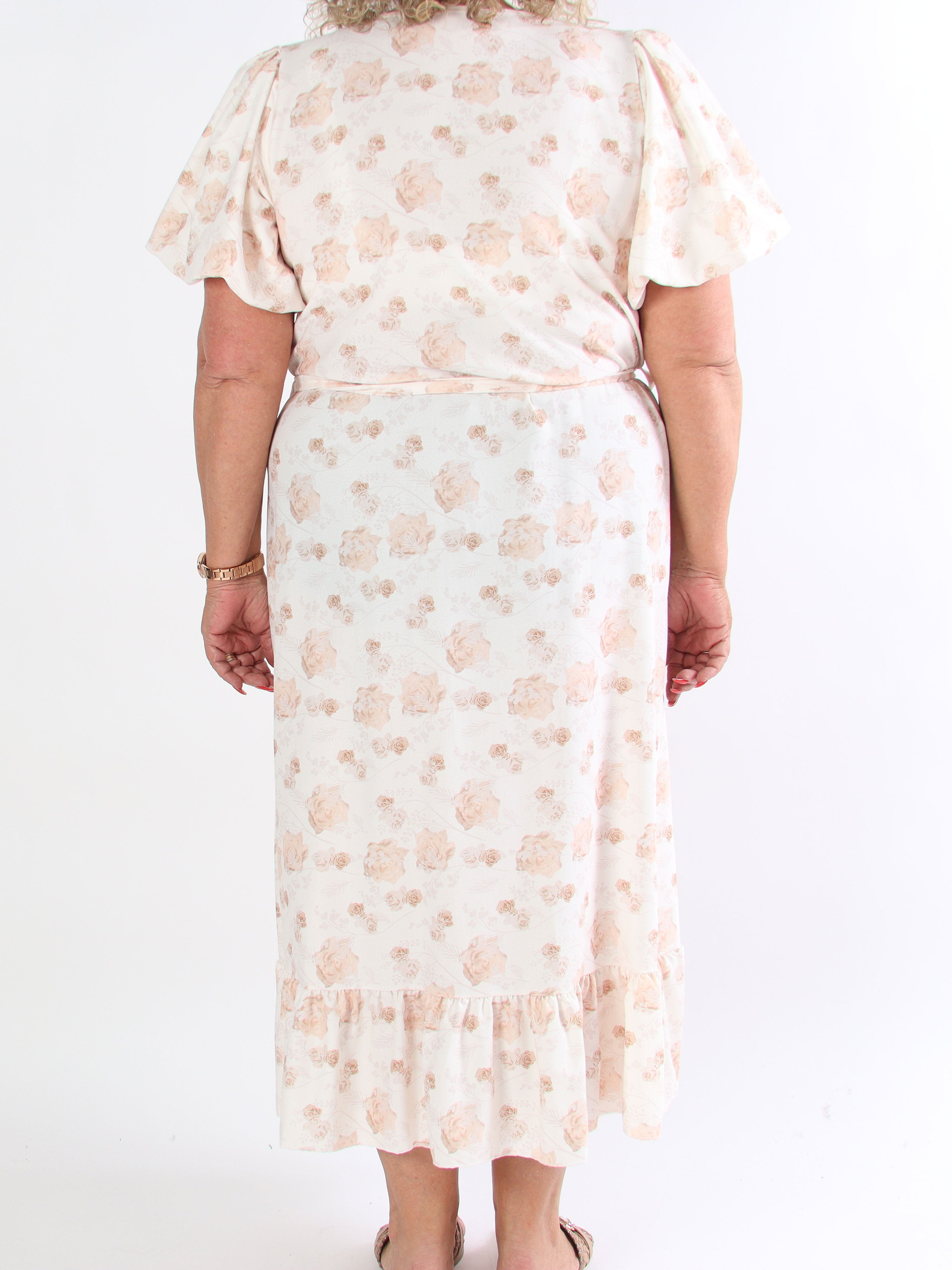 Sakira - Söt blommig plus size klänning med puffärmar