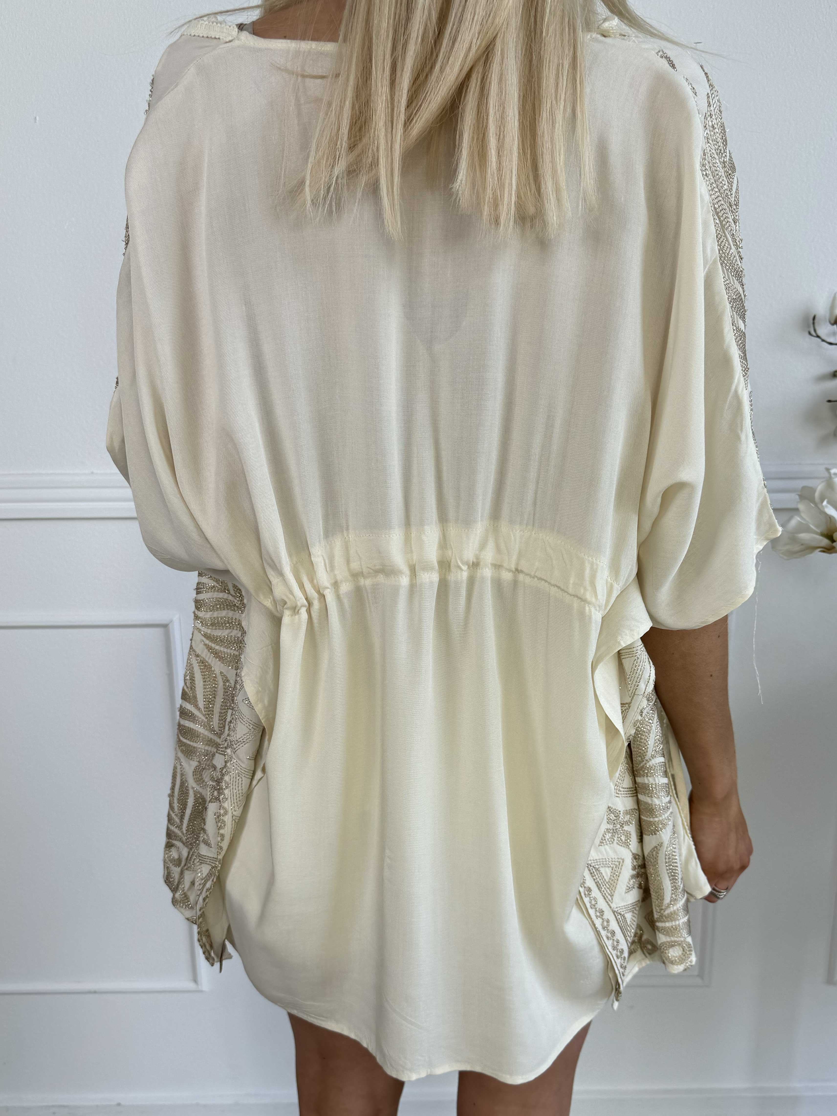 Samira - Vacker kimono med broderi