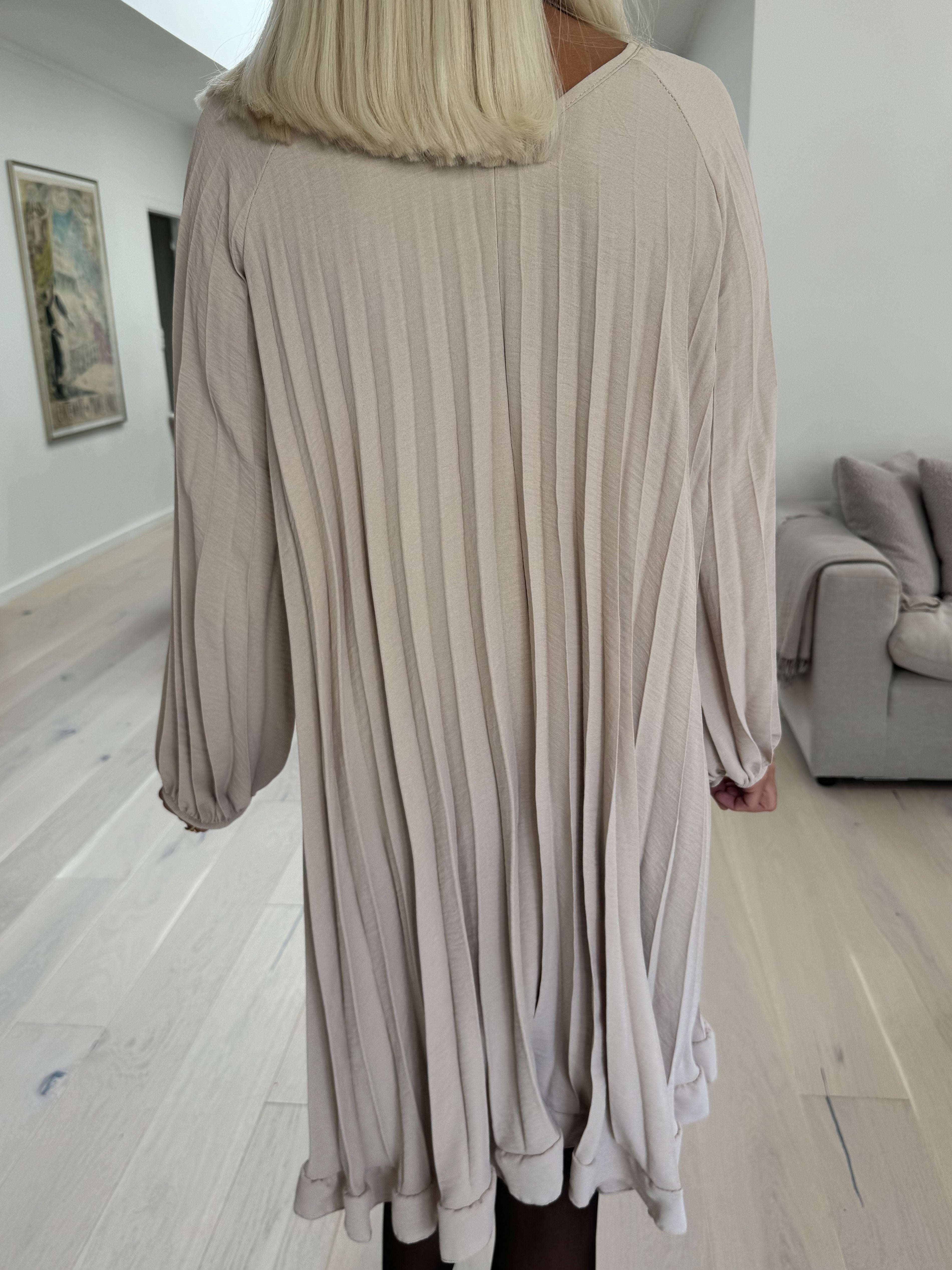 Santorini Dress - Söt långärmad klänning med veck