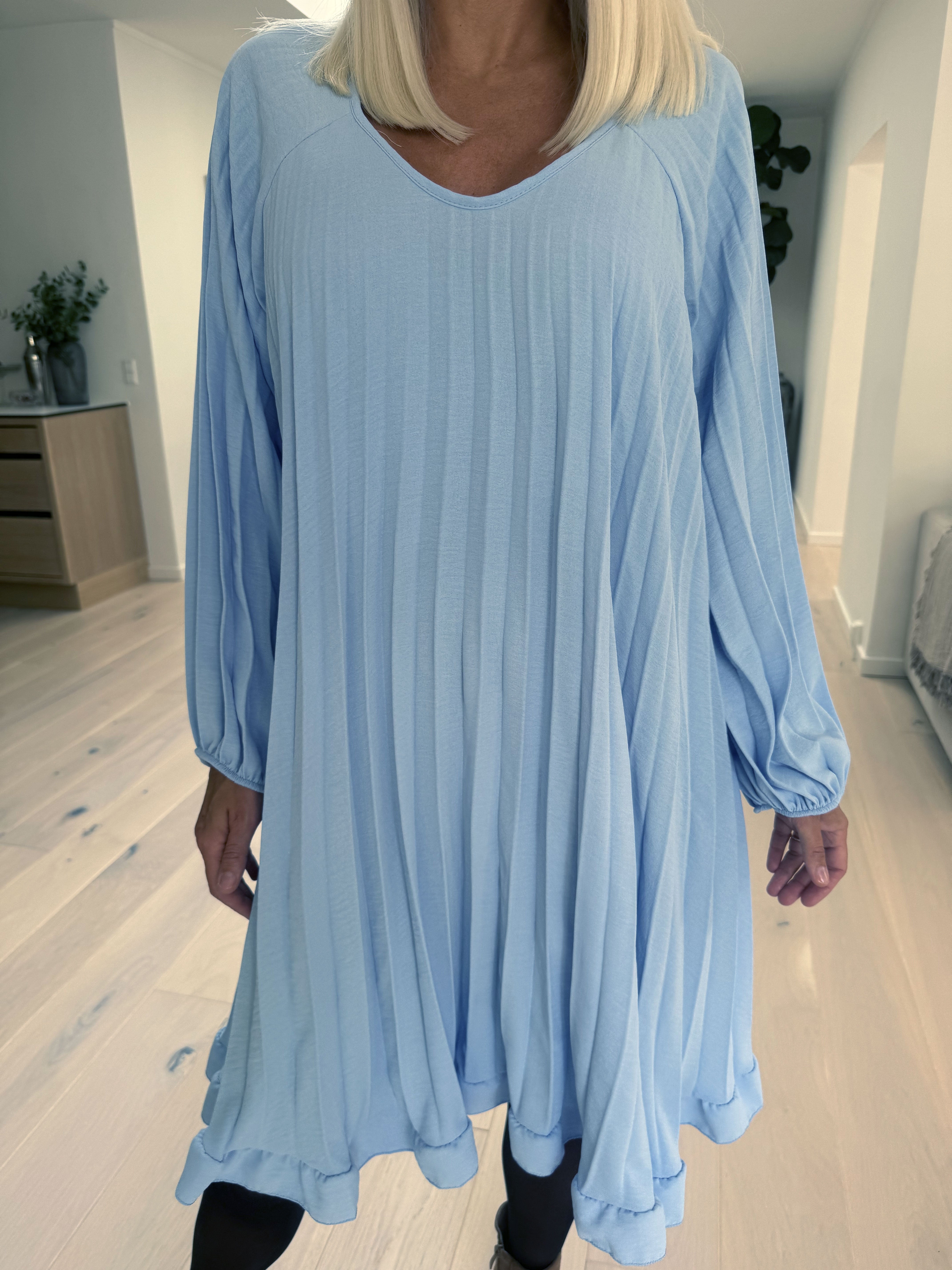 Santorini Dress - Söt långärmad klänning med veck
