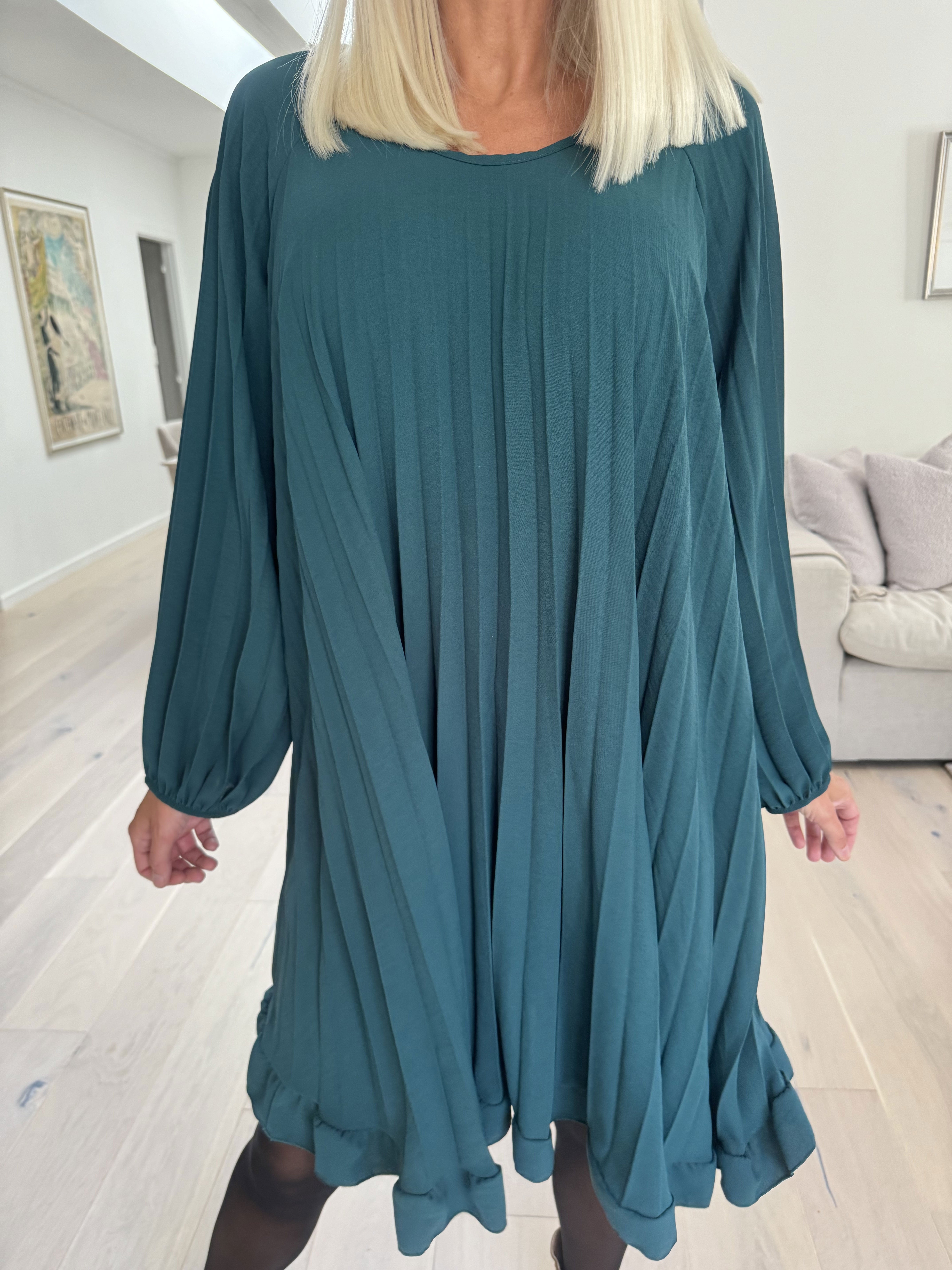 Santorini Dress - Söt långärmad klänning med veck