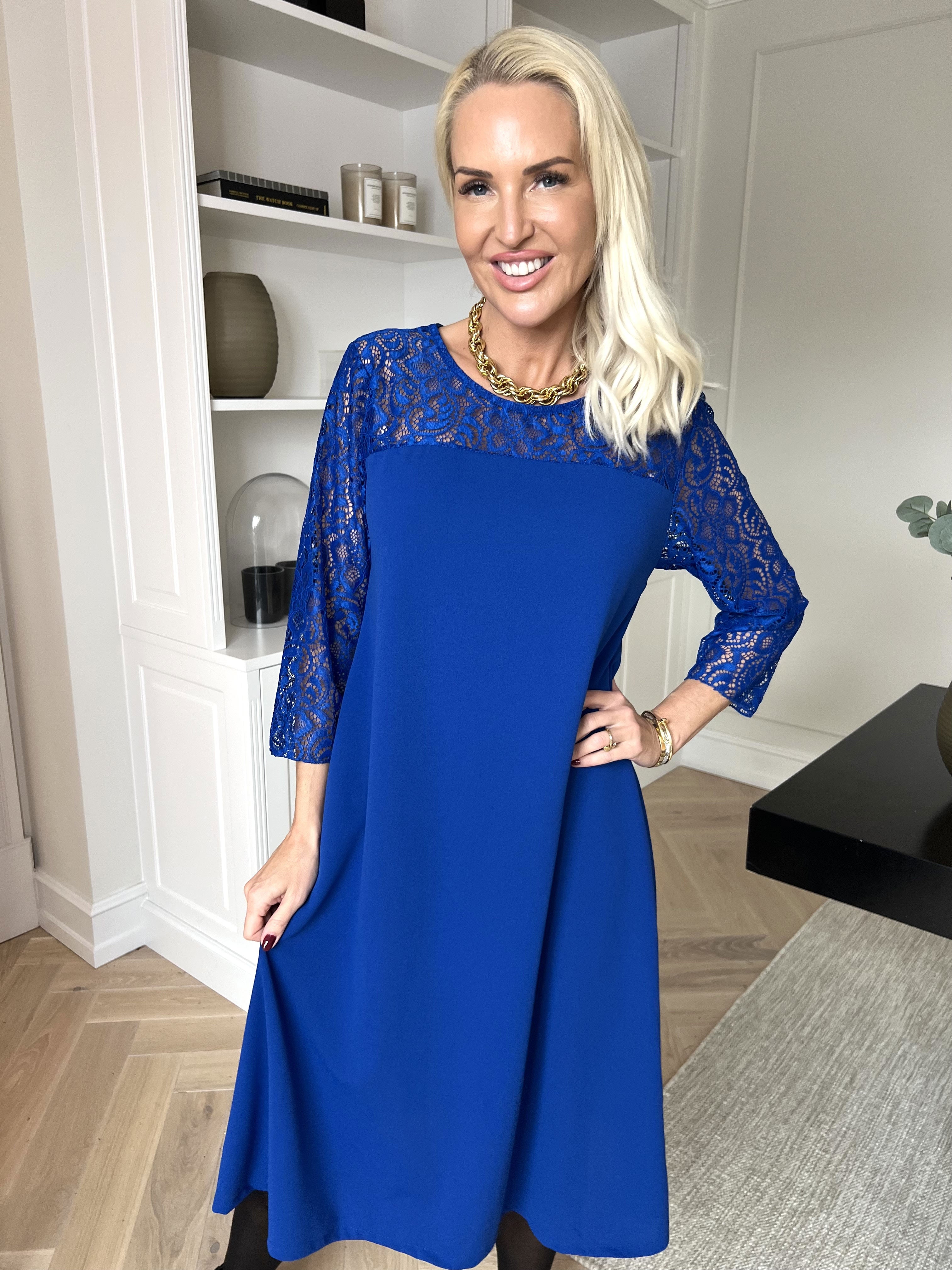 Sassi - Elegant klänning med fina spetsärmar