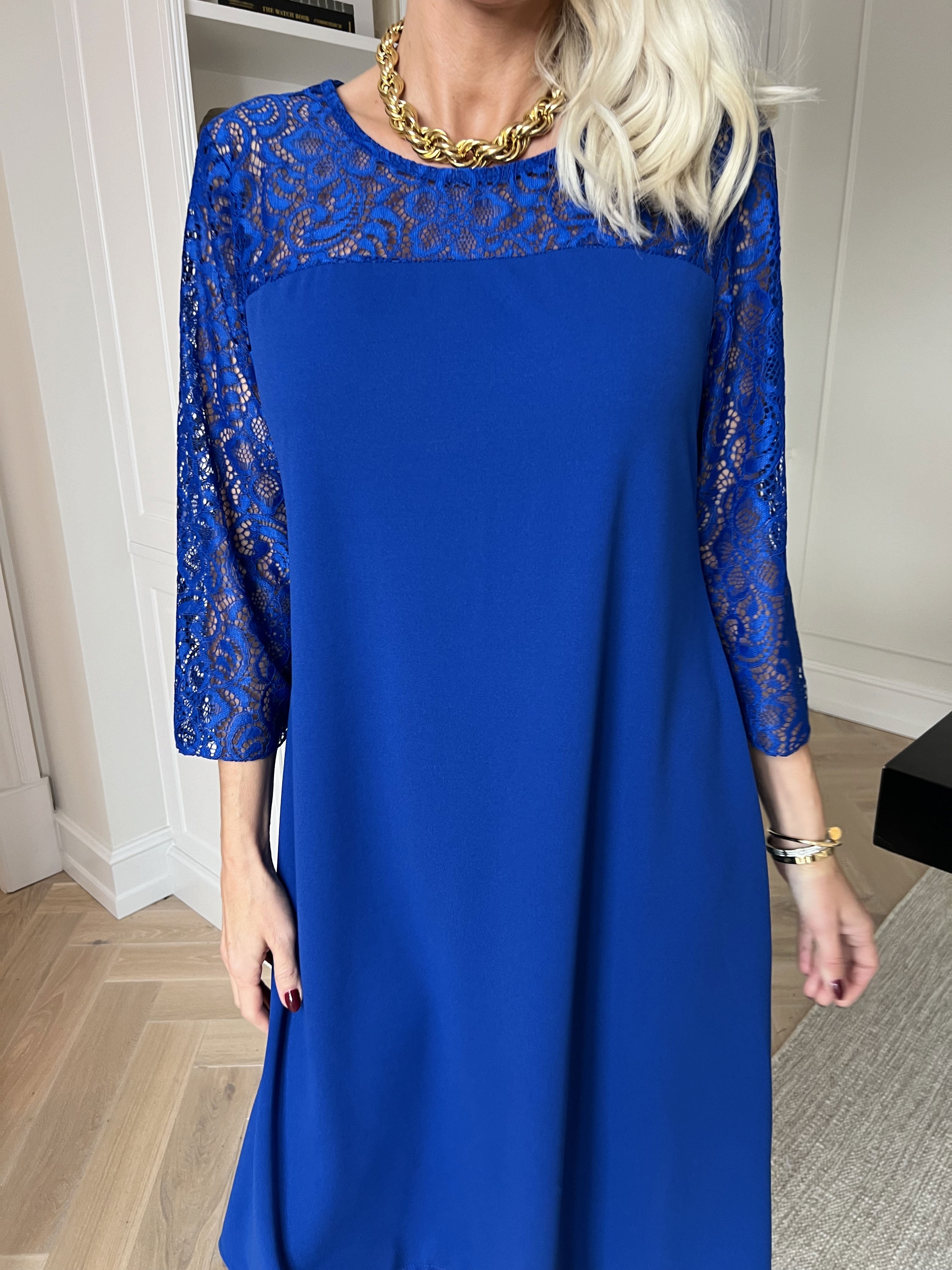 Sassi - Elegant klänning med fina spetsärmar
