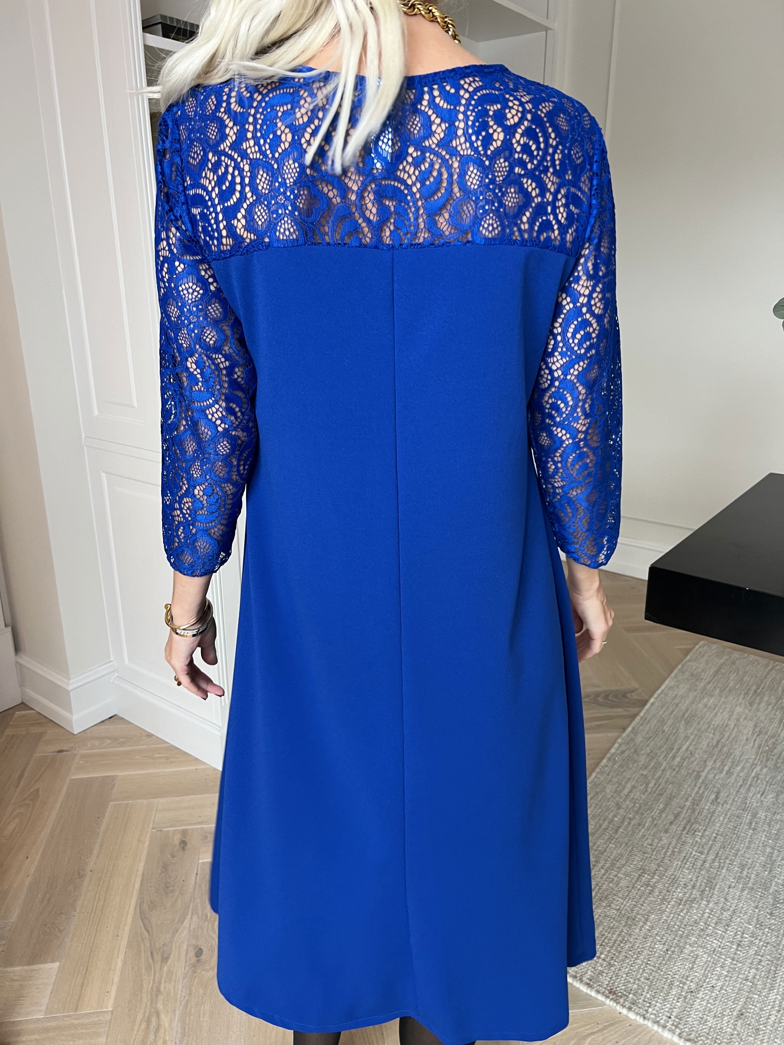 Sassi - Elegant klänning med fina spetsärmar