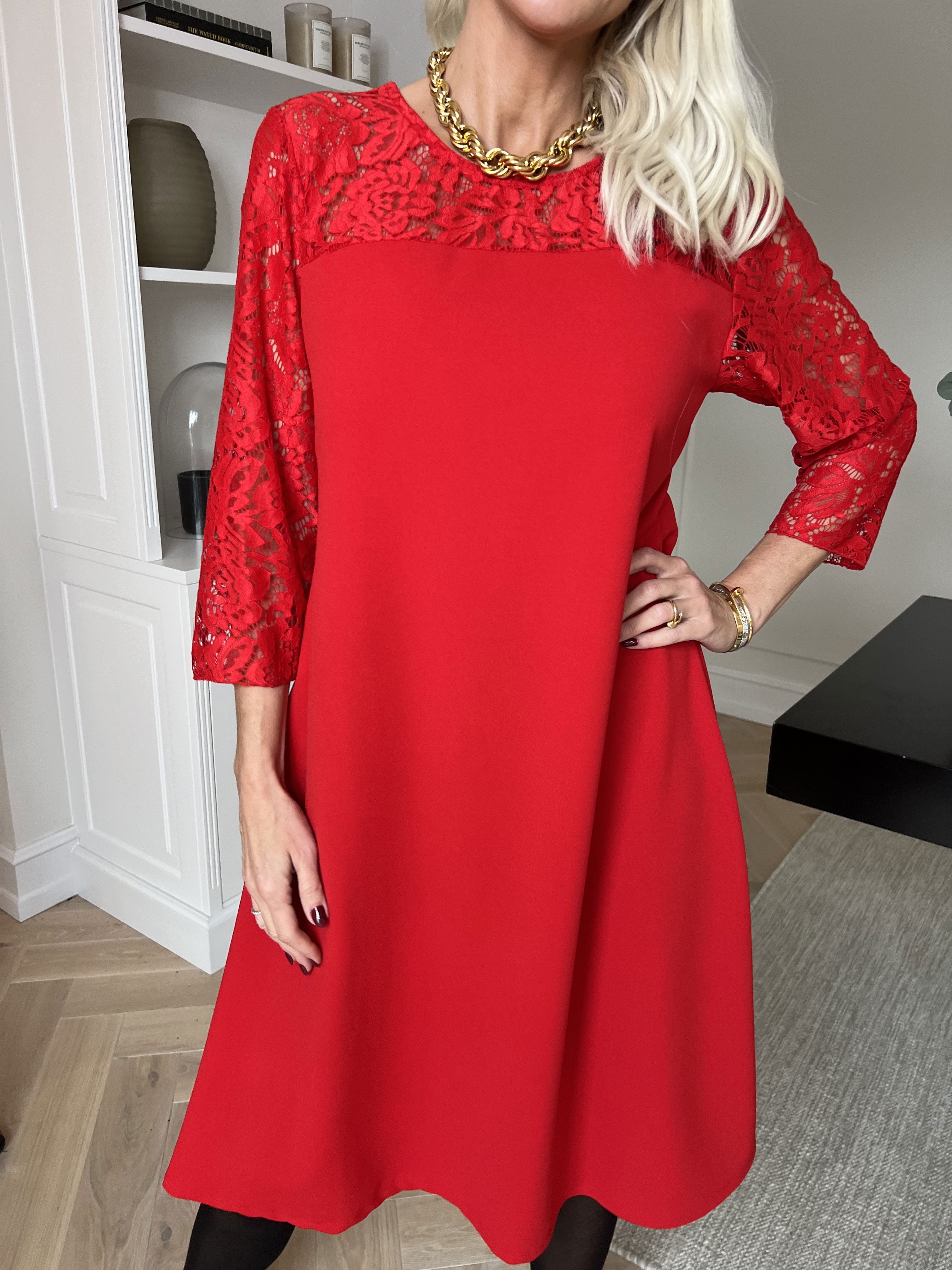 Sassi - Elegant klänning med fina spetsärmar