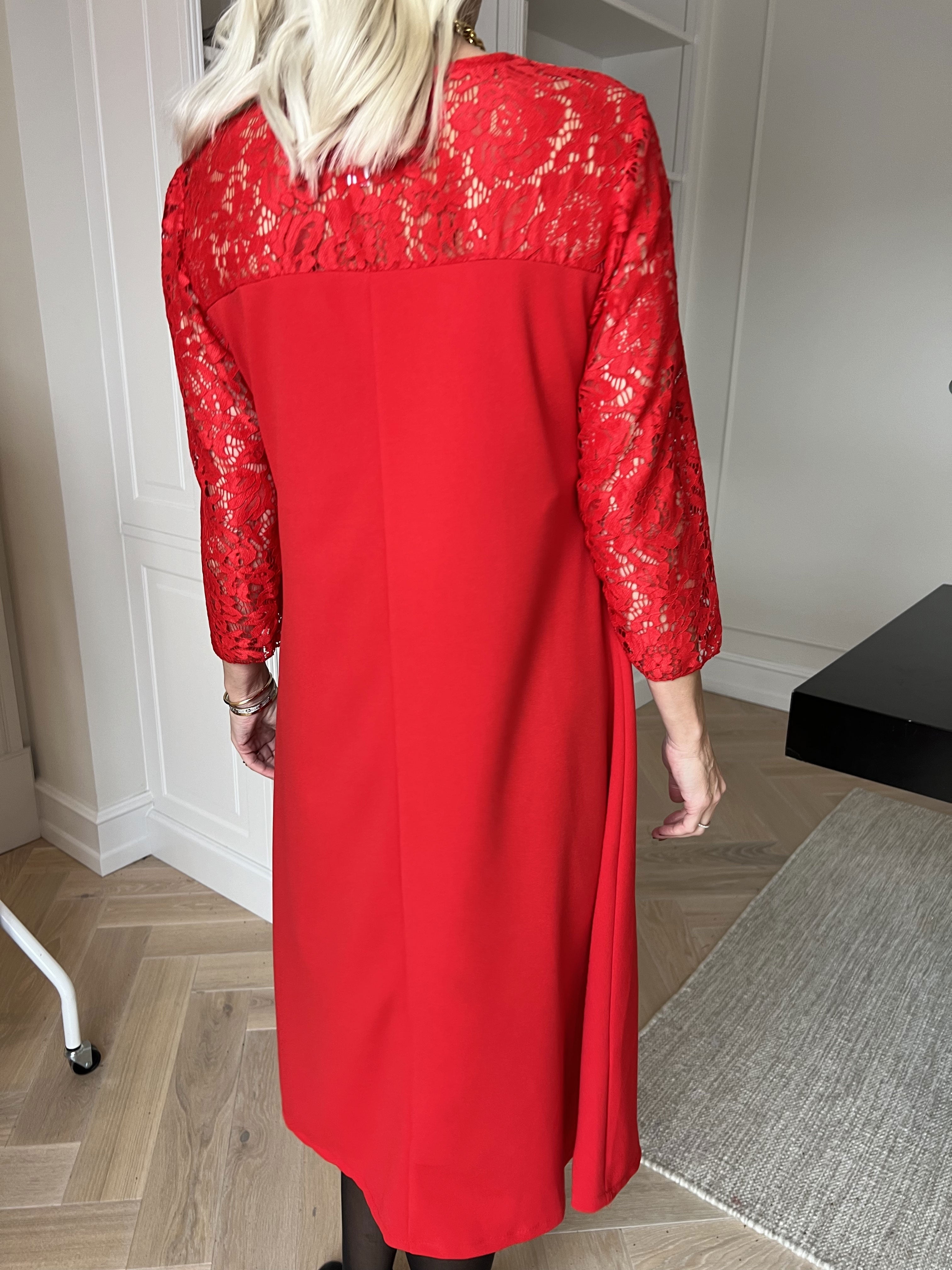 Sassi - Elegant klänning med fina spetsärmar