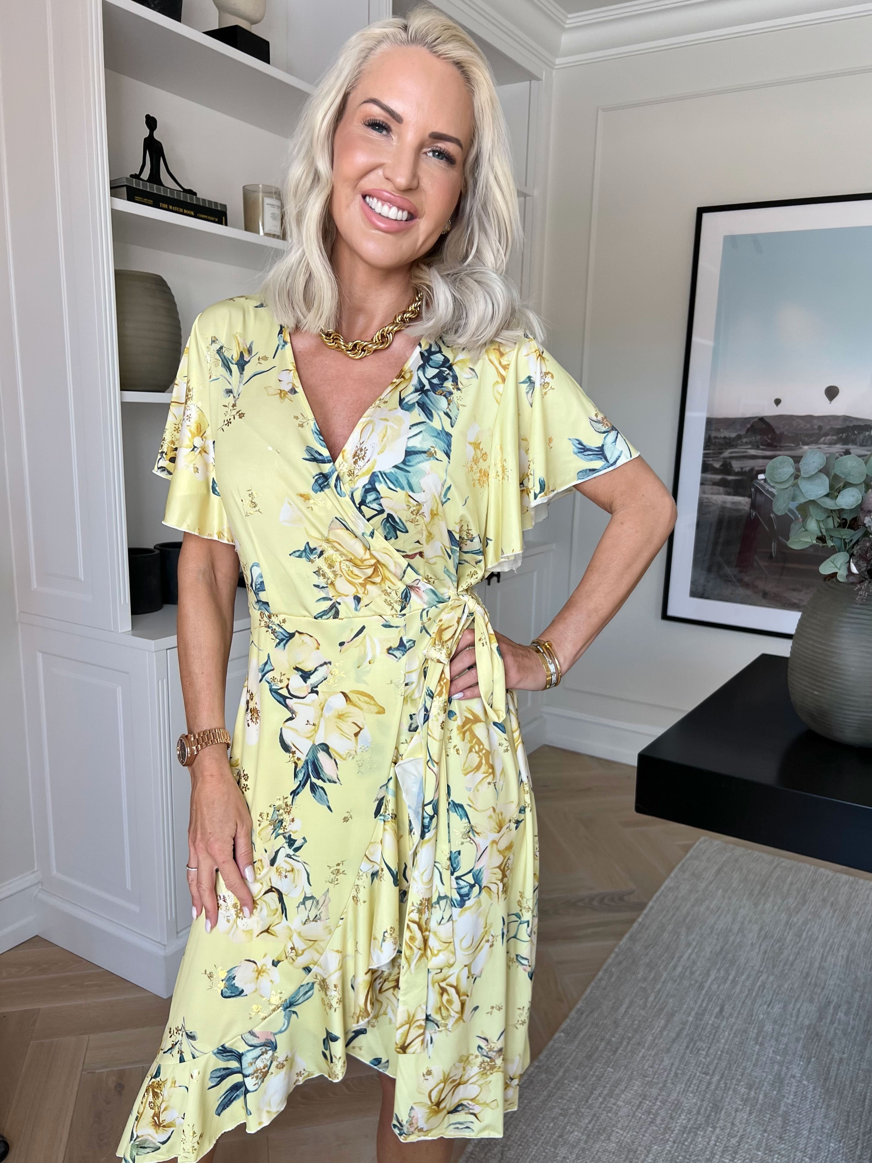 Savina Rose S/S - Blomstret elastisk kjole i slå-om-look