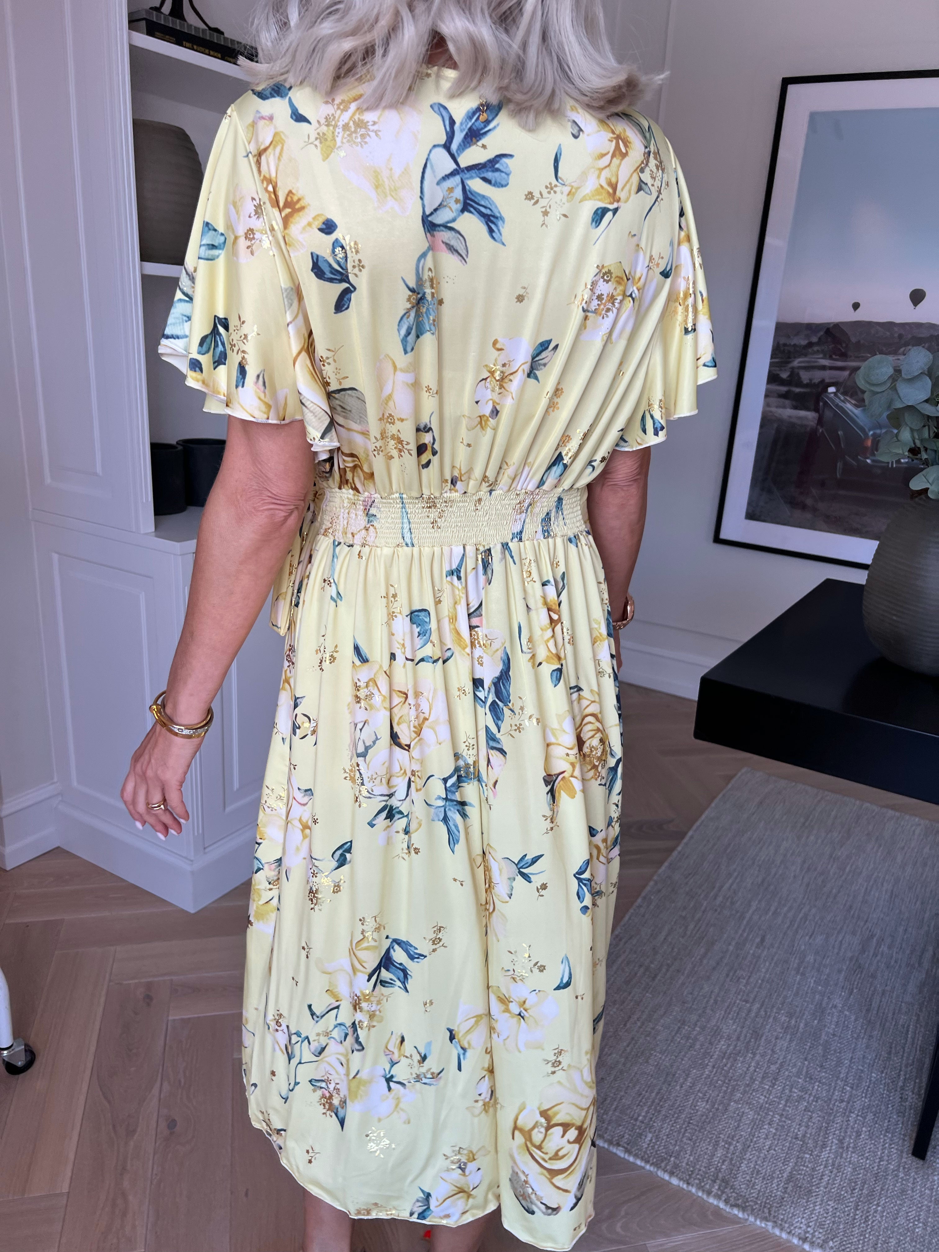 Savina Rose S/S - Blomstret elastisk kjole i slå-om-look