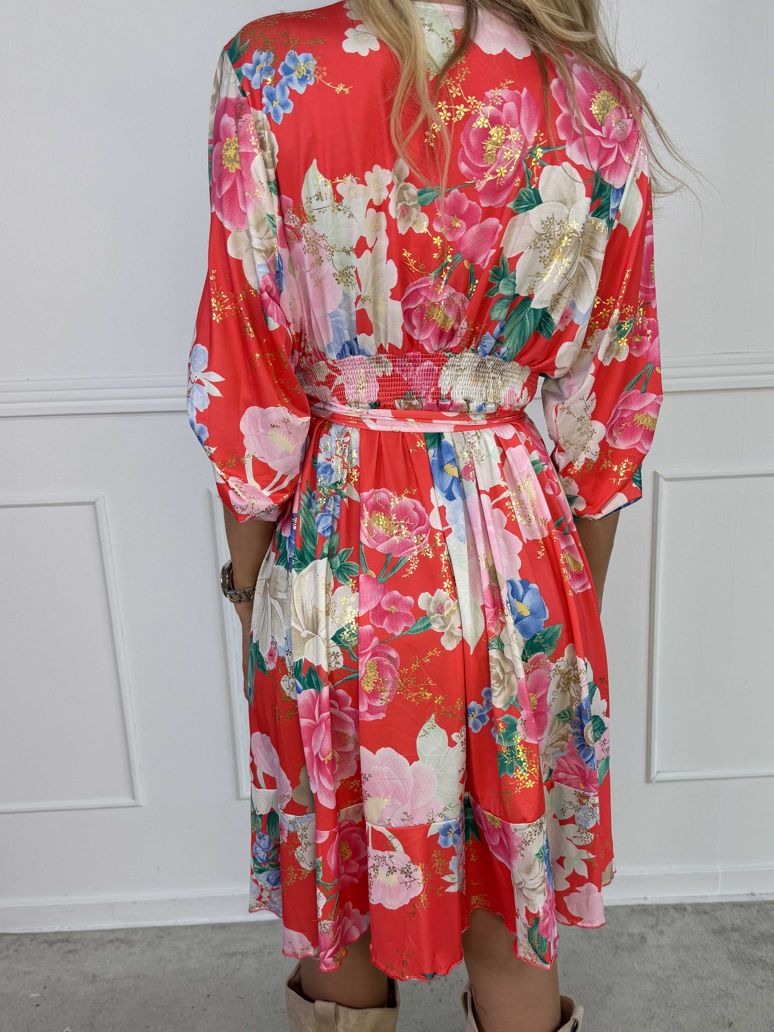 Savina Flower - Blomstret elastisk langærmet kjole i slå-om-look