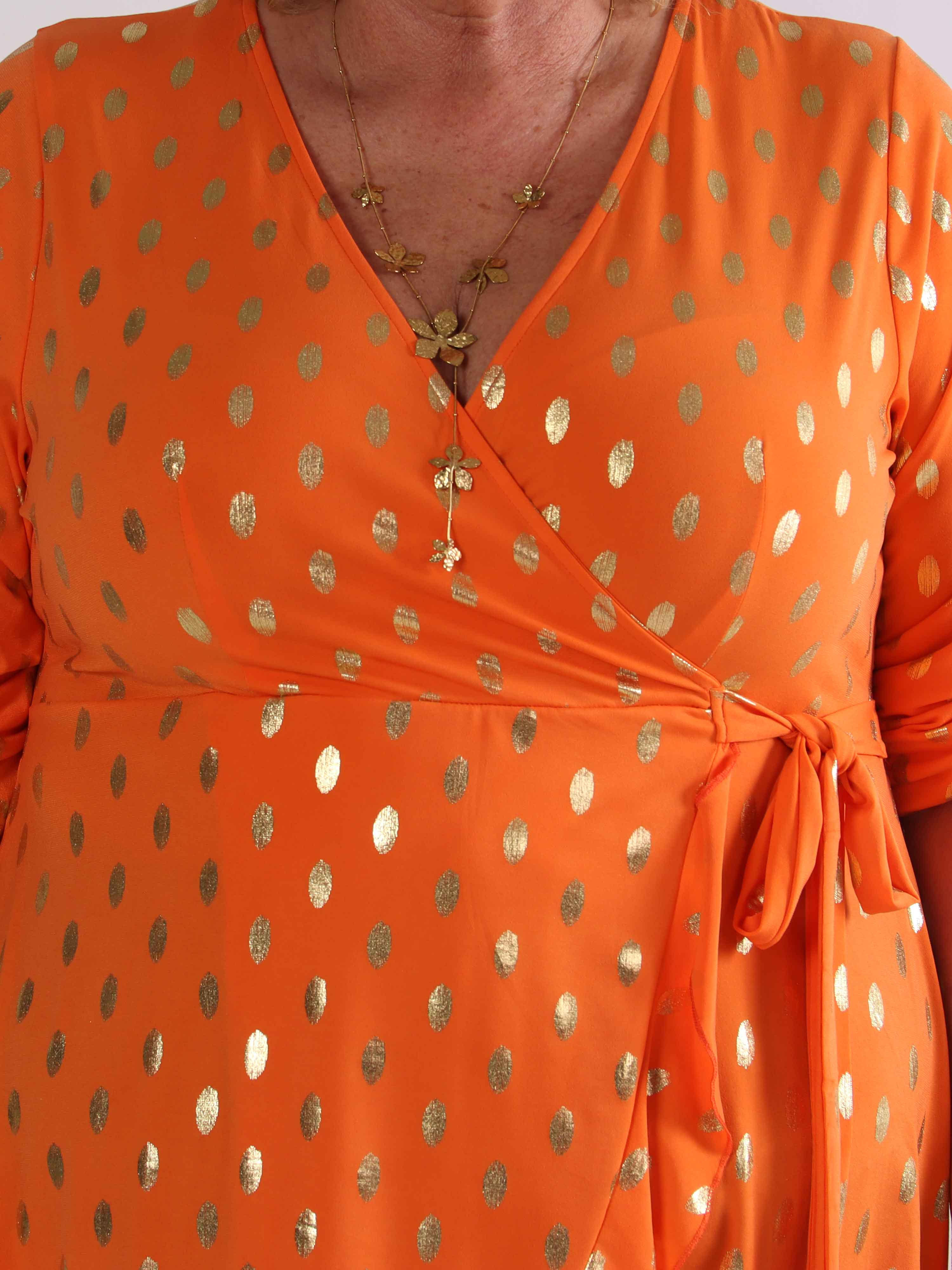 Savina Gold - Elastisk plus size klänning i omlott-look med guldprickar