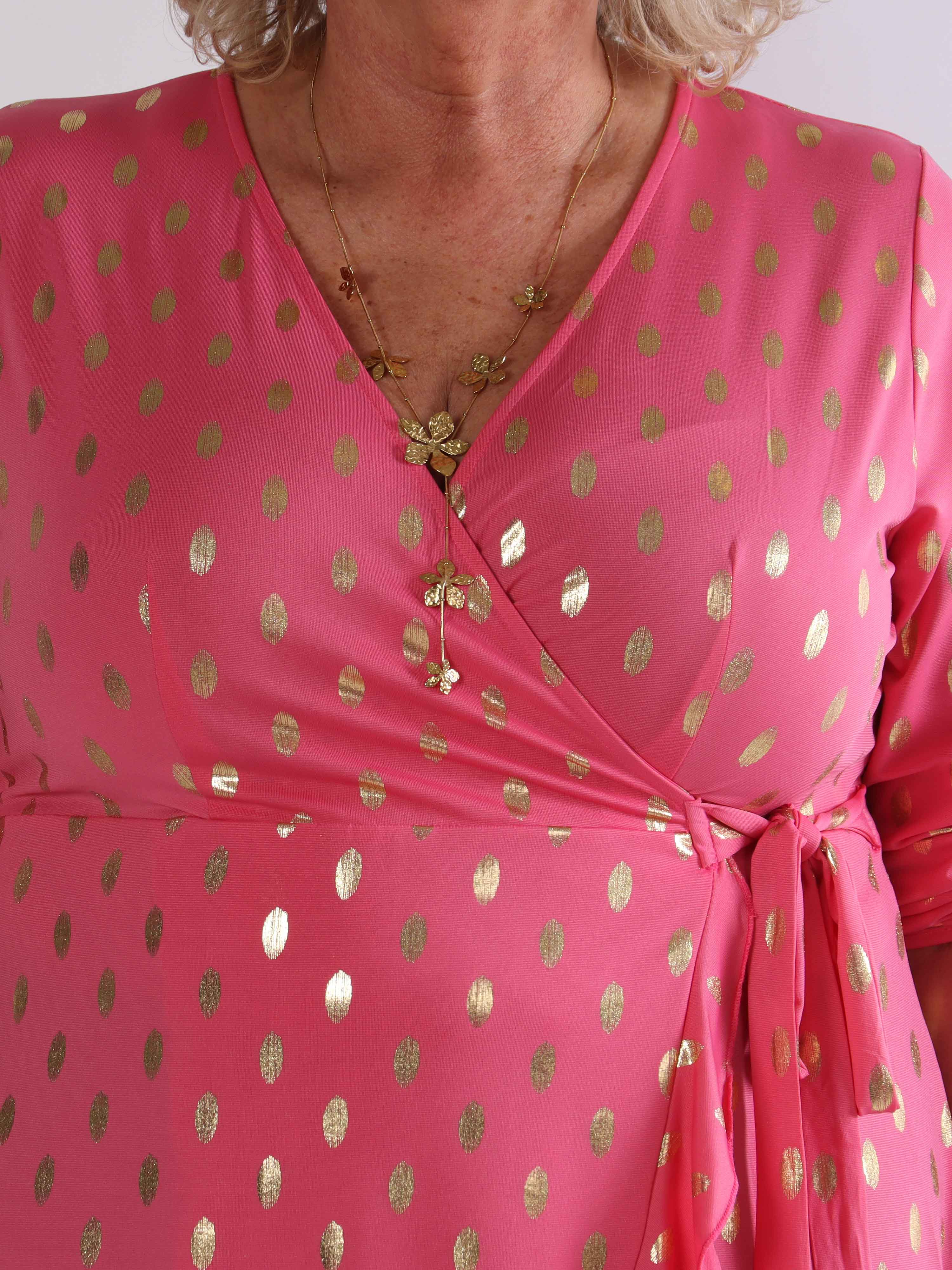Savina Gold - Elastisk plus size klänning i omlott-look med guldprickar