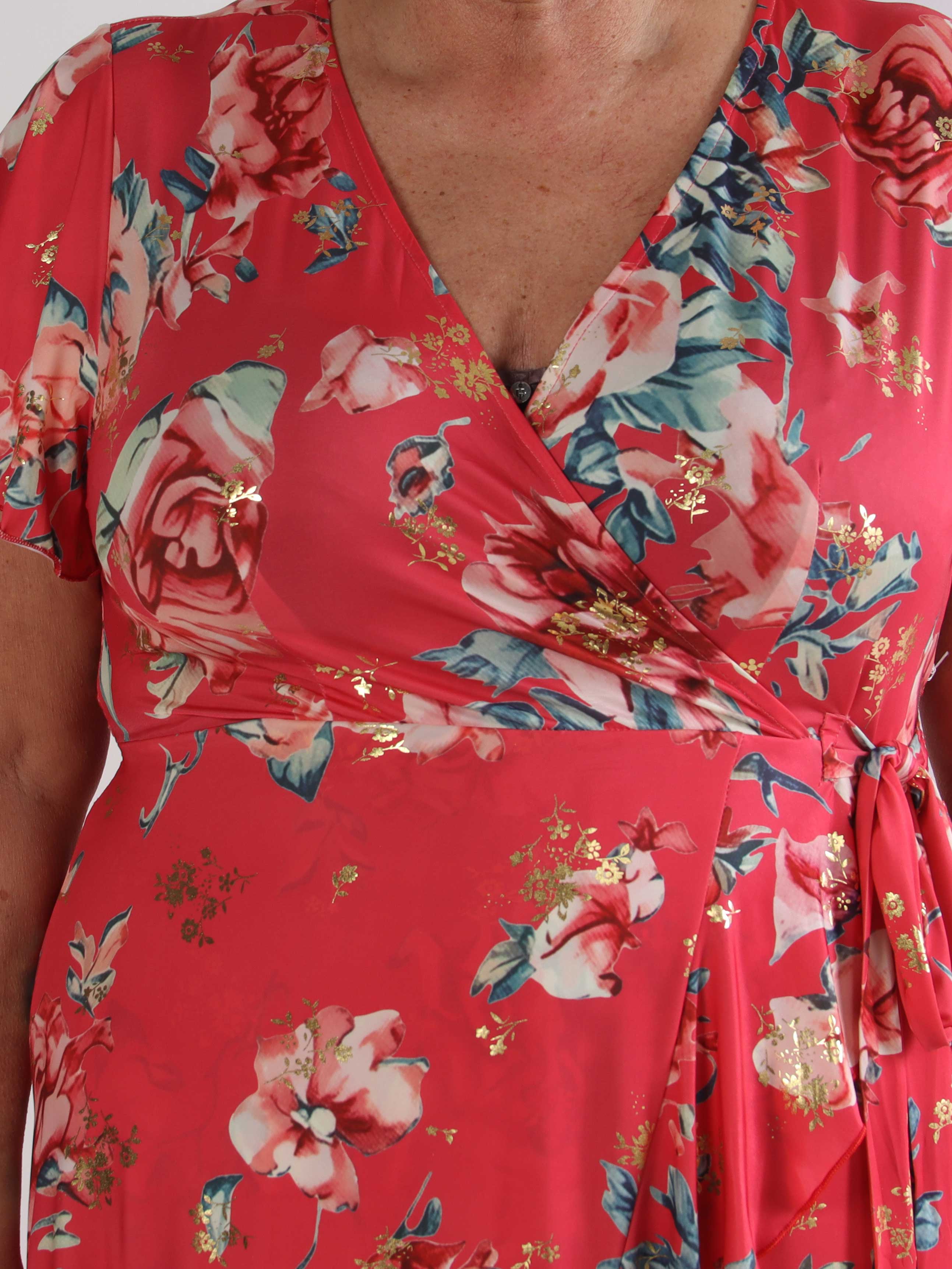 Savina Rose S/S - Blomstret elastisk plus size kjole i slå-om-look
