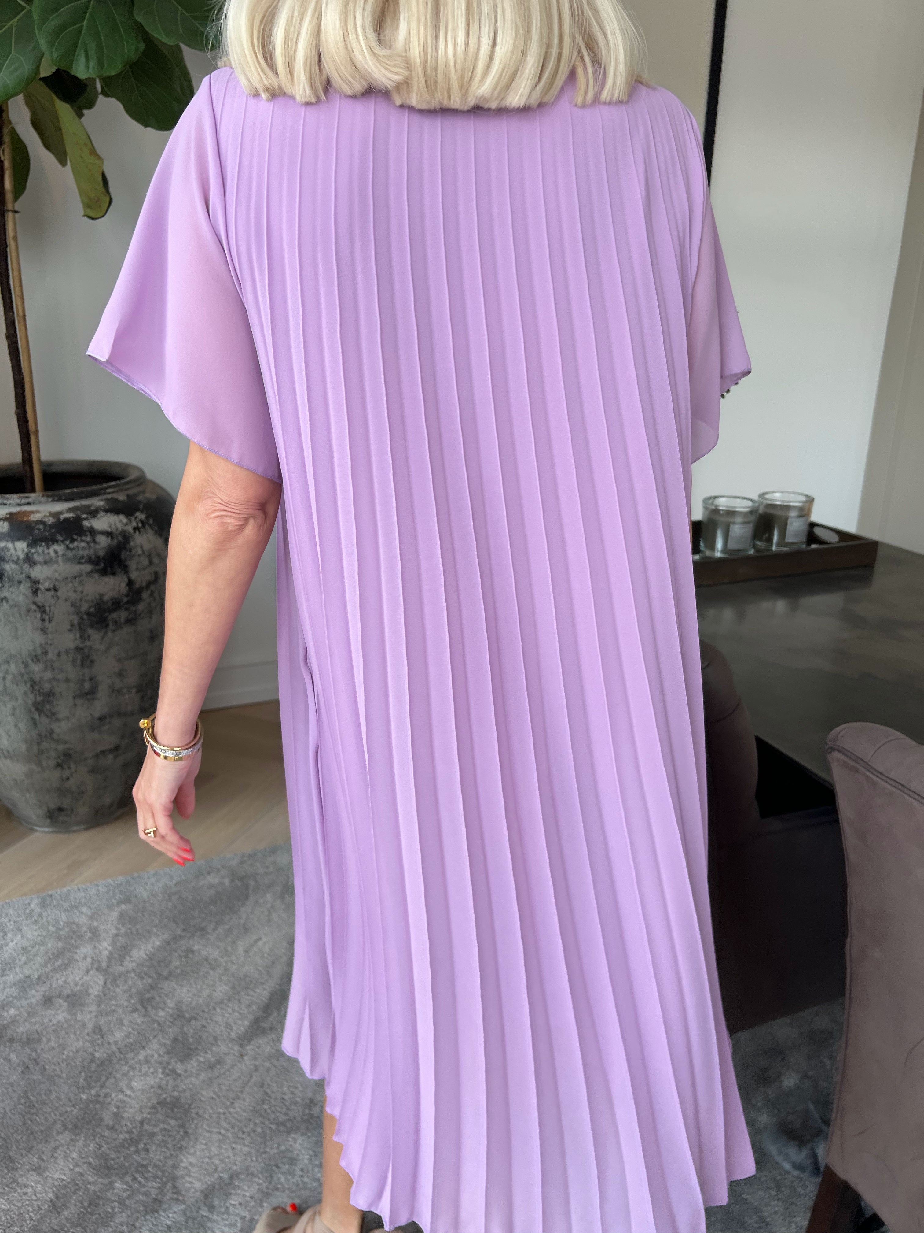 Scarlett - Kjole i plisseret chiffon med fin blomst ved skulderen