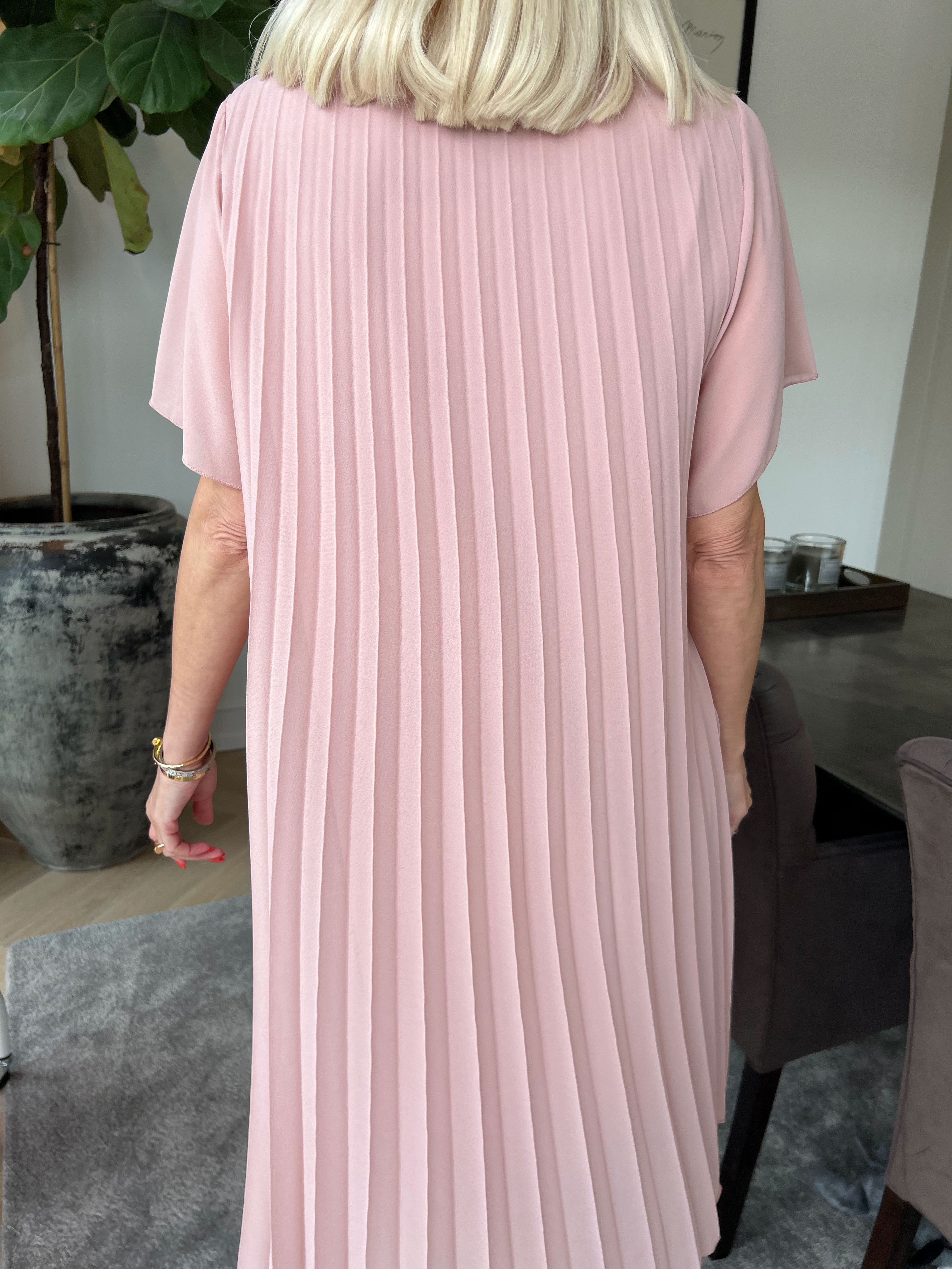 Scarlett - Kjole i plisseret chiffon med fin blomst ved skulderen