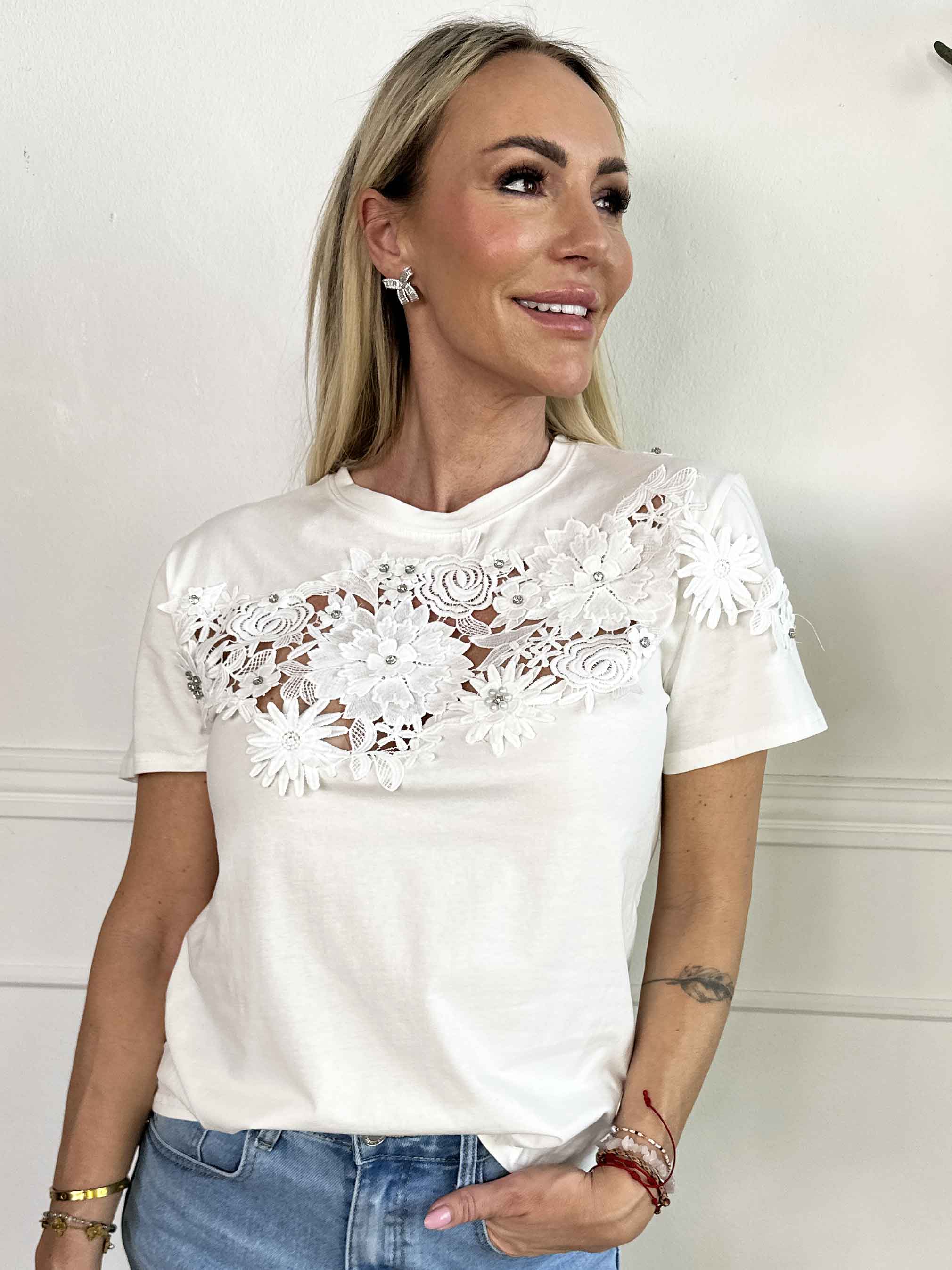 Selma - T-shirt i bomull med broderade detaljer och fuskpäls på bröstet