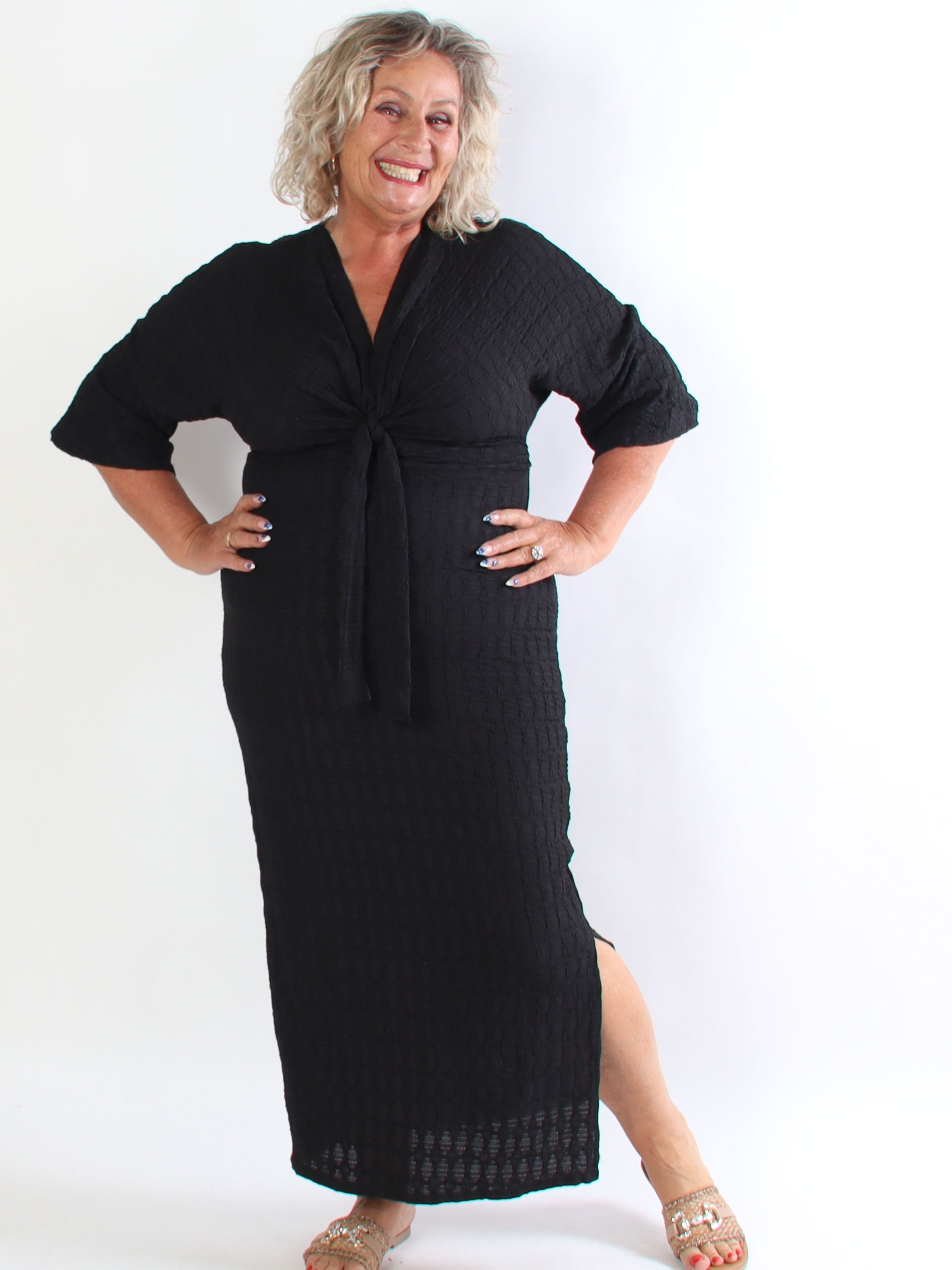 Selvina - Lang blød og elastisk plus size kjole med knudedetalje og bindebånd