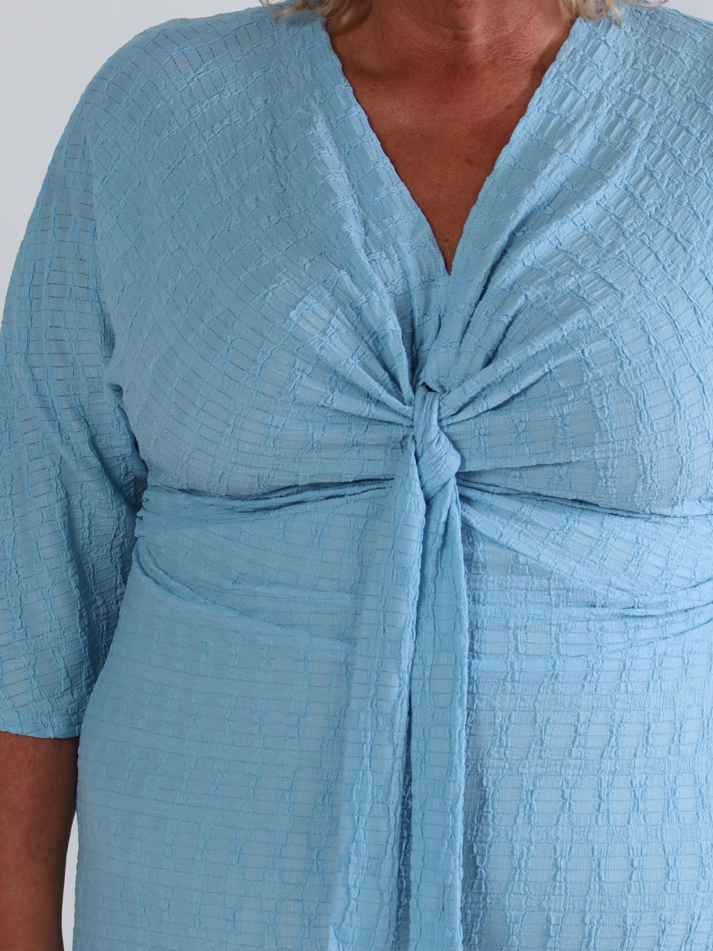 Selvina - Lang blød og elastisk plus size kjole med knudedetalje og bindebånd