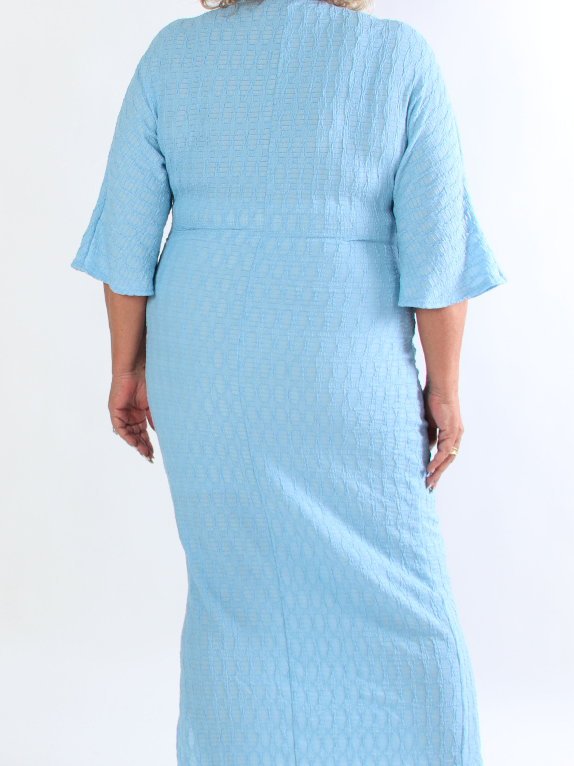 Selvina - Lang blød og elastisk plus size kjole med knudedetalje og bindebånd