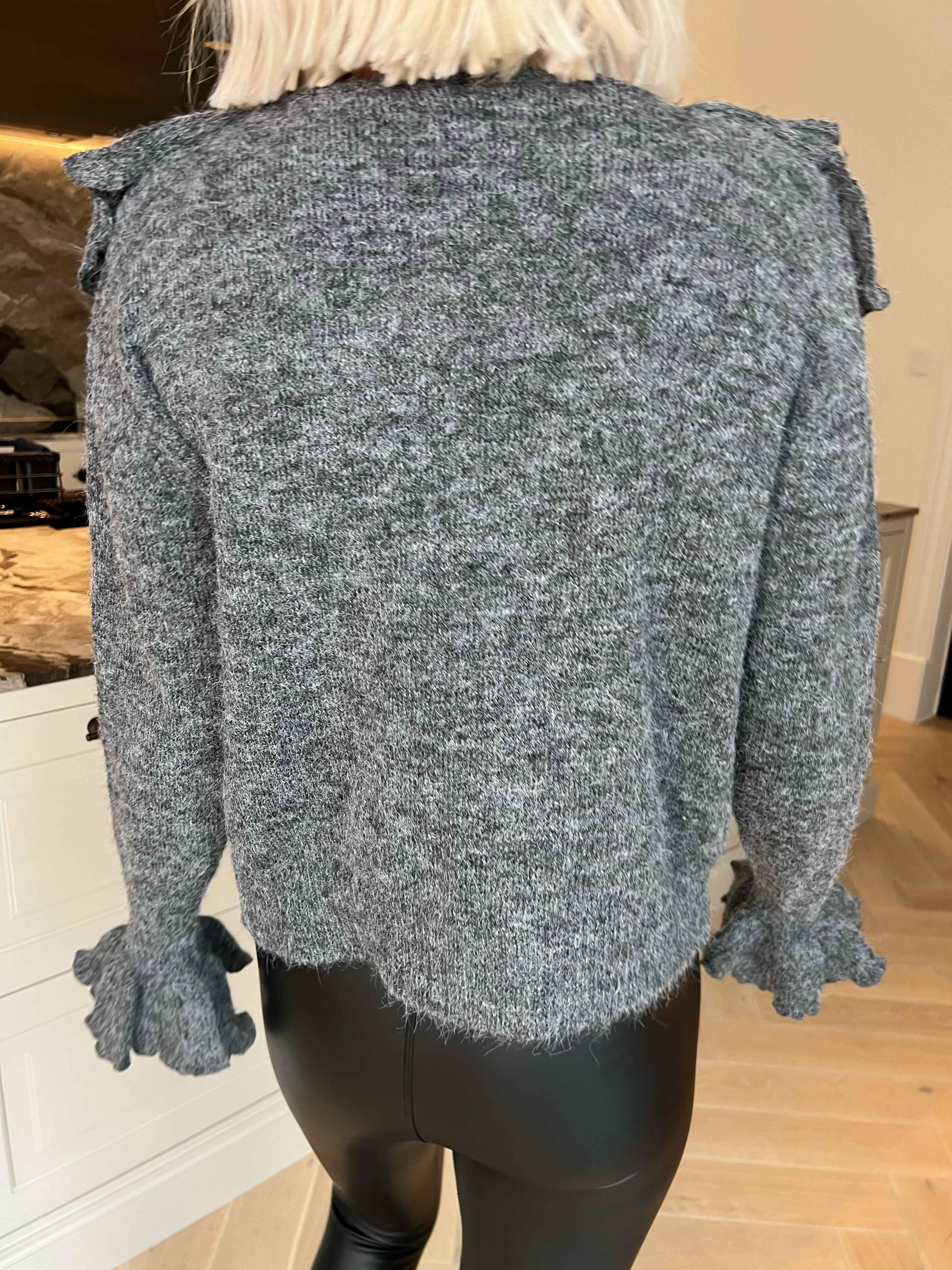 Serina - Feminin strikbluse med fine flæsedetaljer