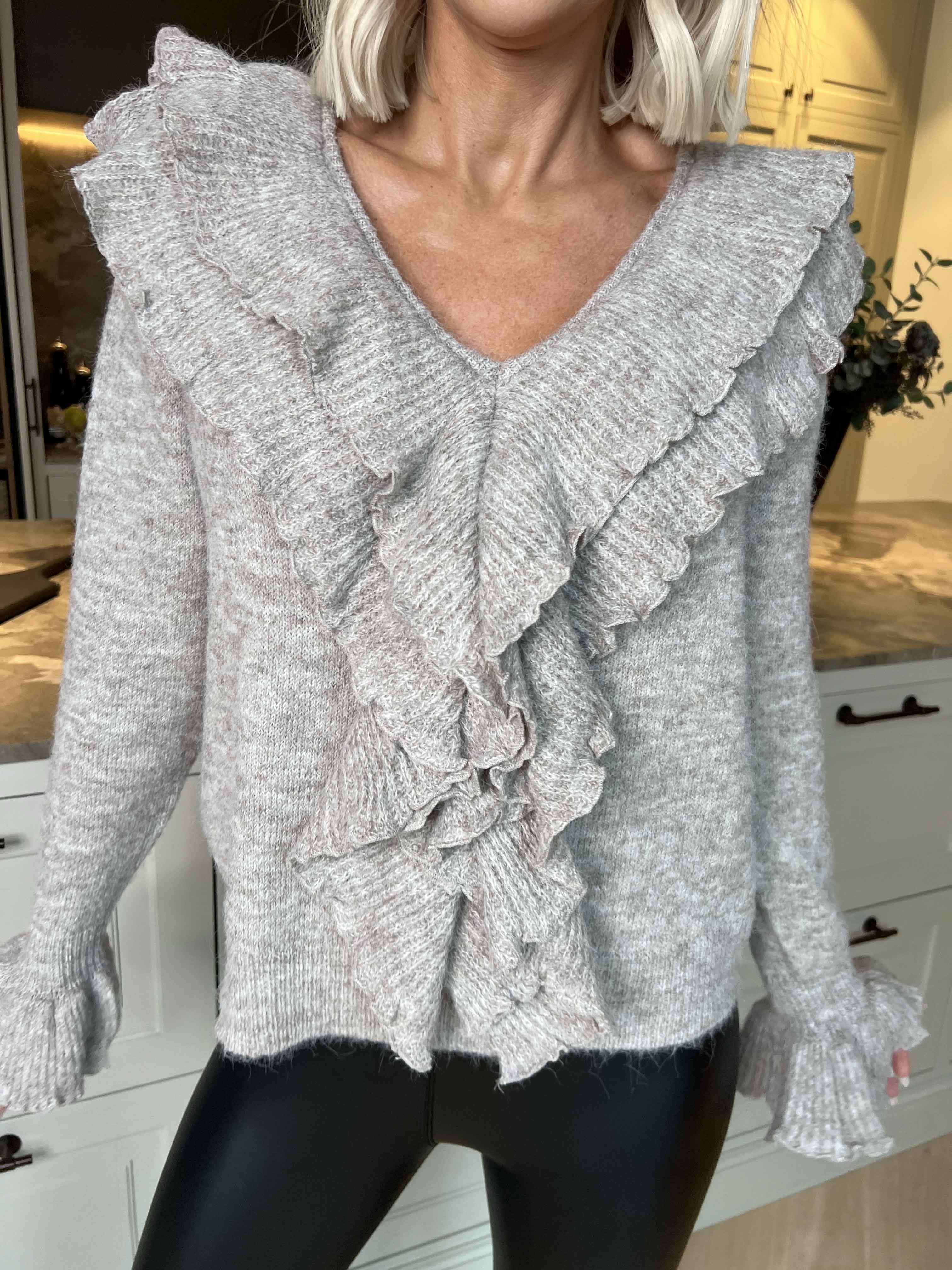 Serina - Feminin strikbluse med fine flæsedetaljer