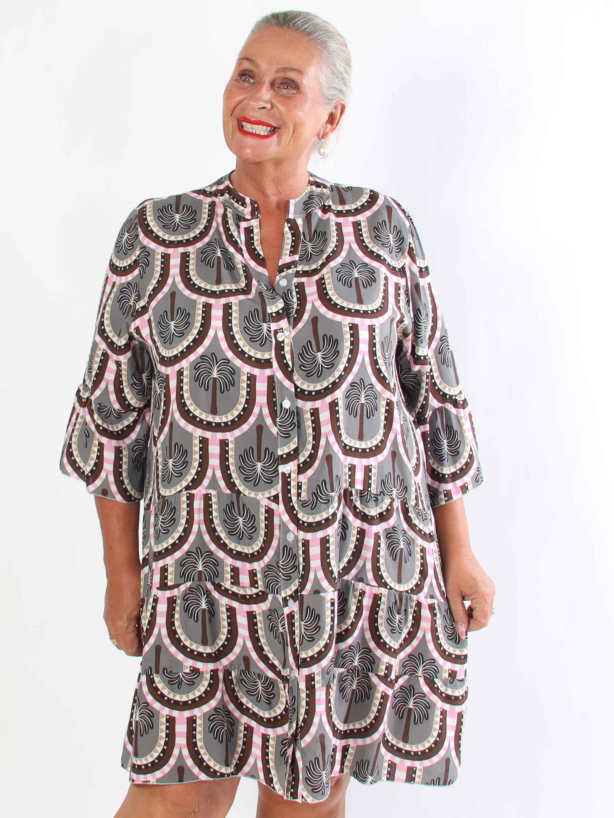 Severina - Plus size tunikakjole i viskose med palmemotiver og flæsekant forneden