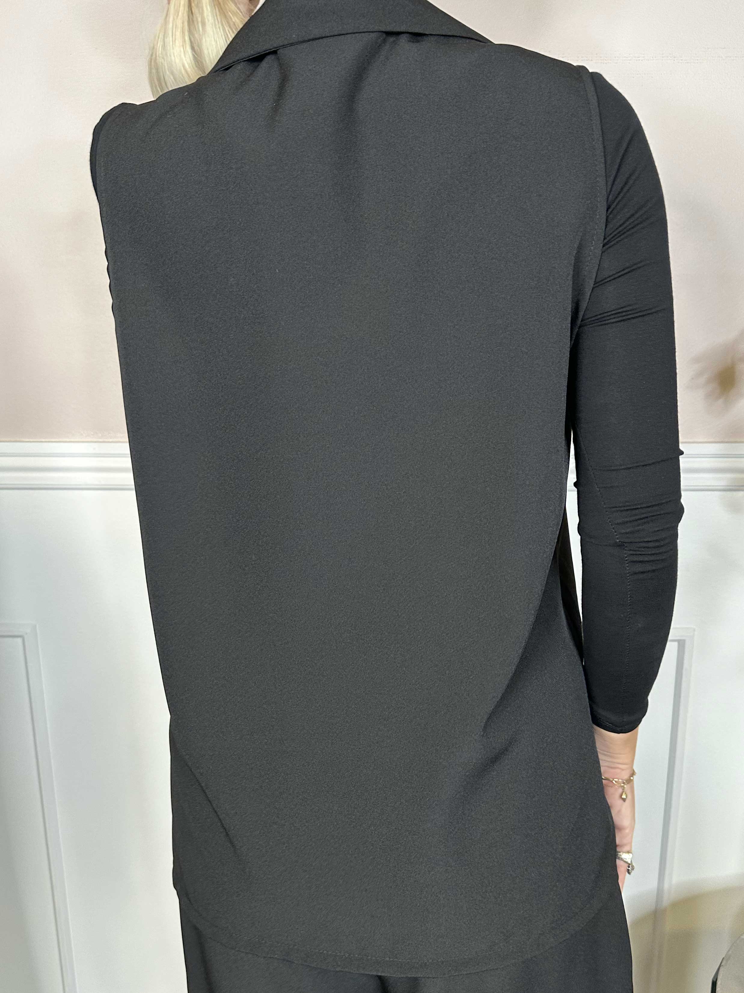 Shadia Vest - Enfärgad kostymväst med knapp och