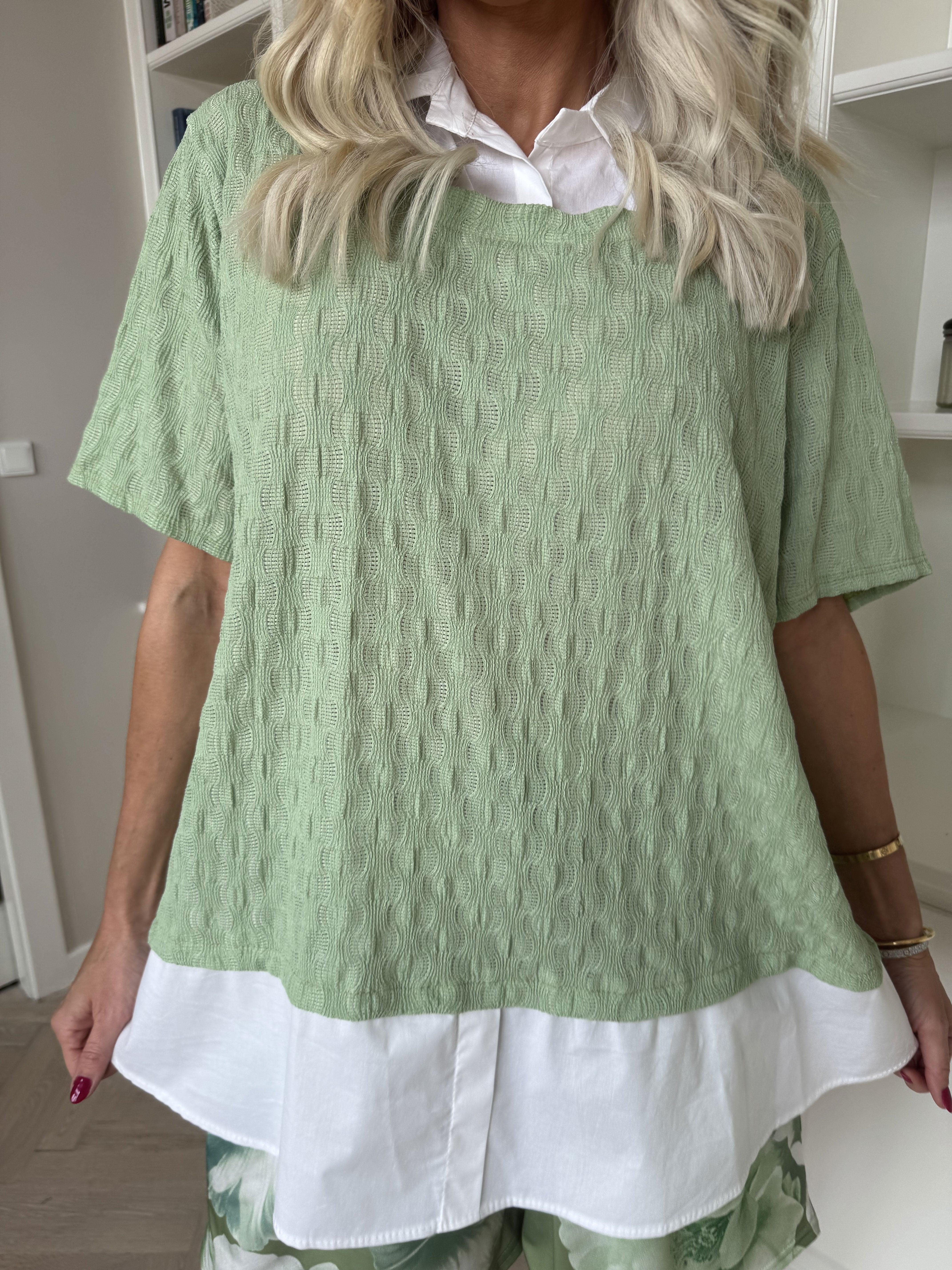 Shandel - Söt stretchig blus med skjortdetaljer