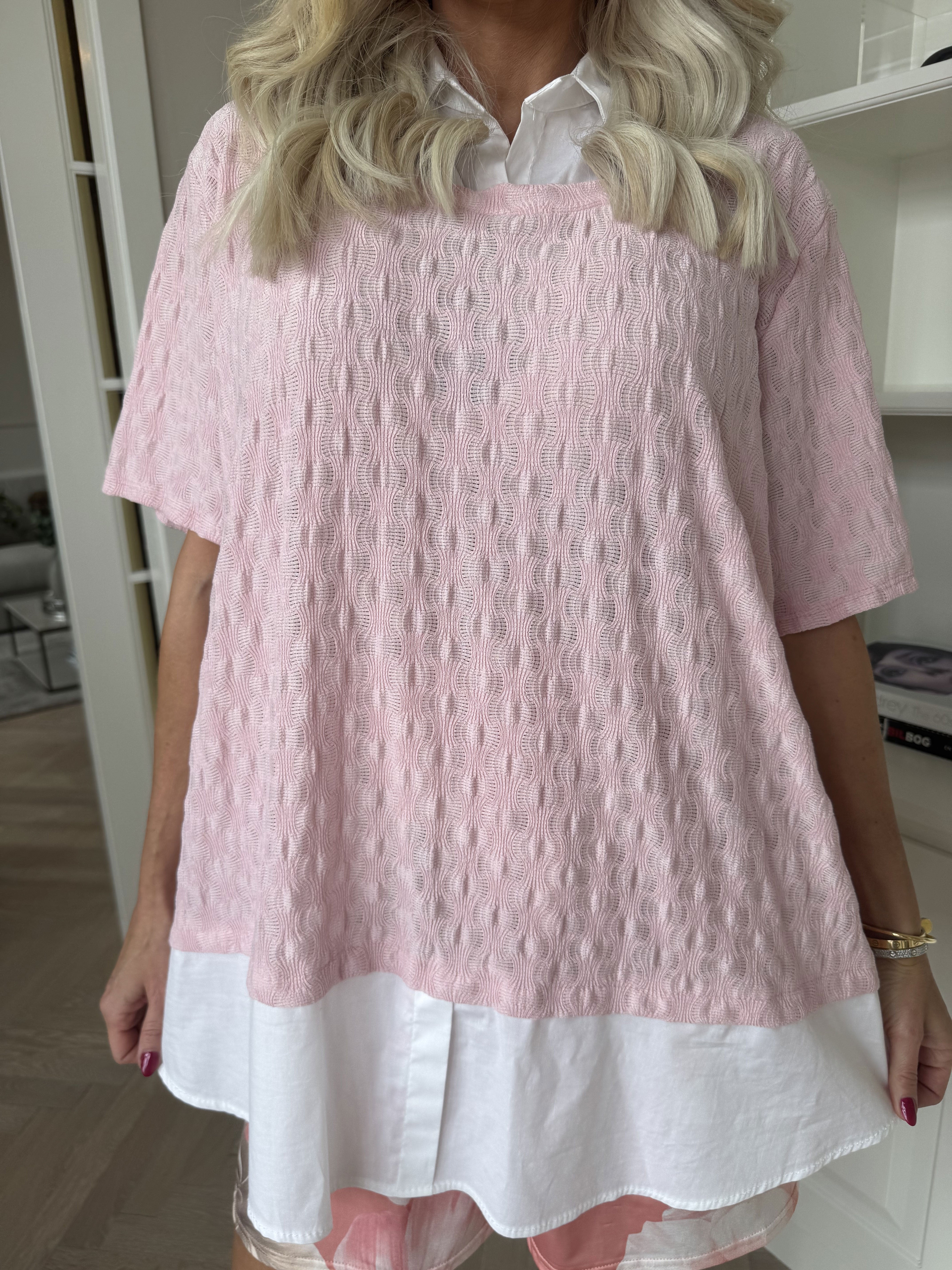 Shandel - Söt stretchig blus med skjortdetaljer